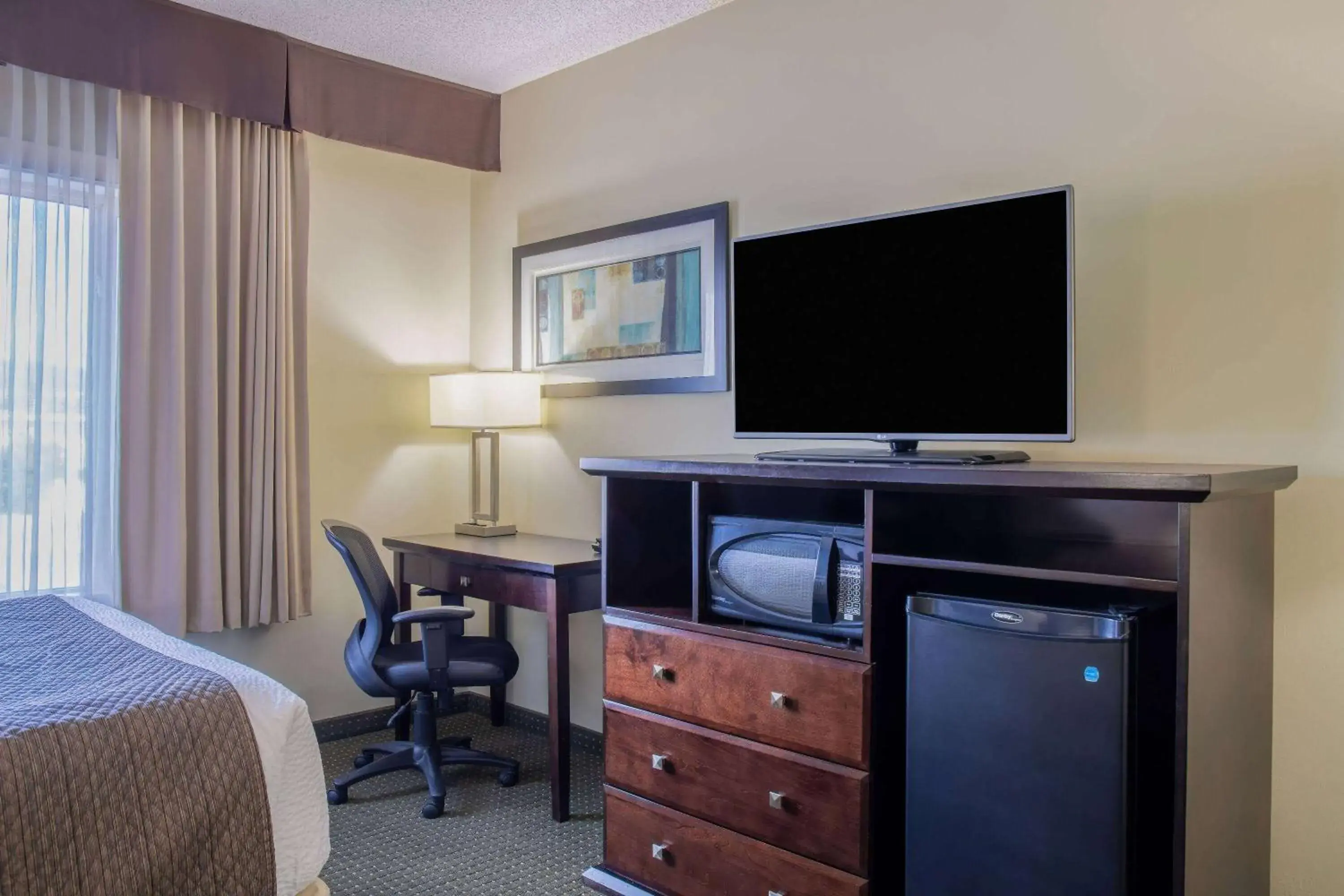 Bed in Days Inn by Wyndham Cranbrook Conference Centre Bed in Days Inn by Wyndham Cranbrook Conference Centre