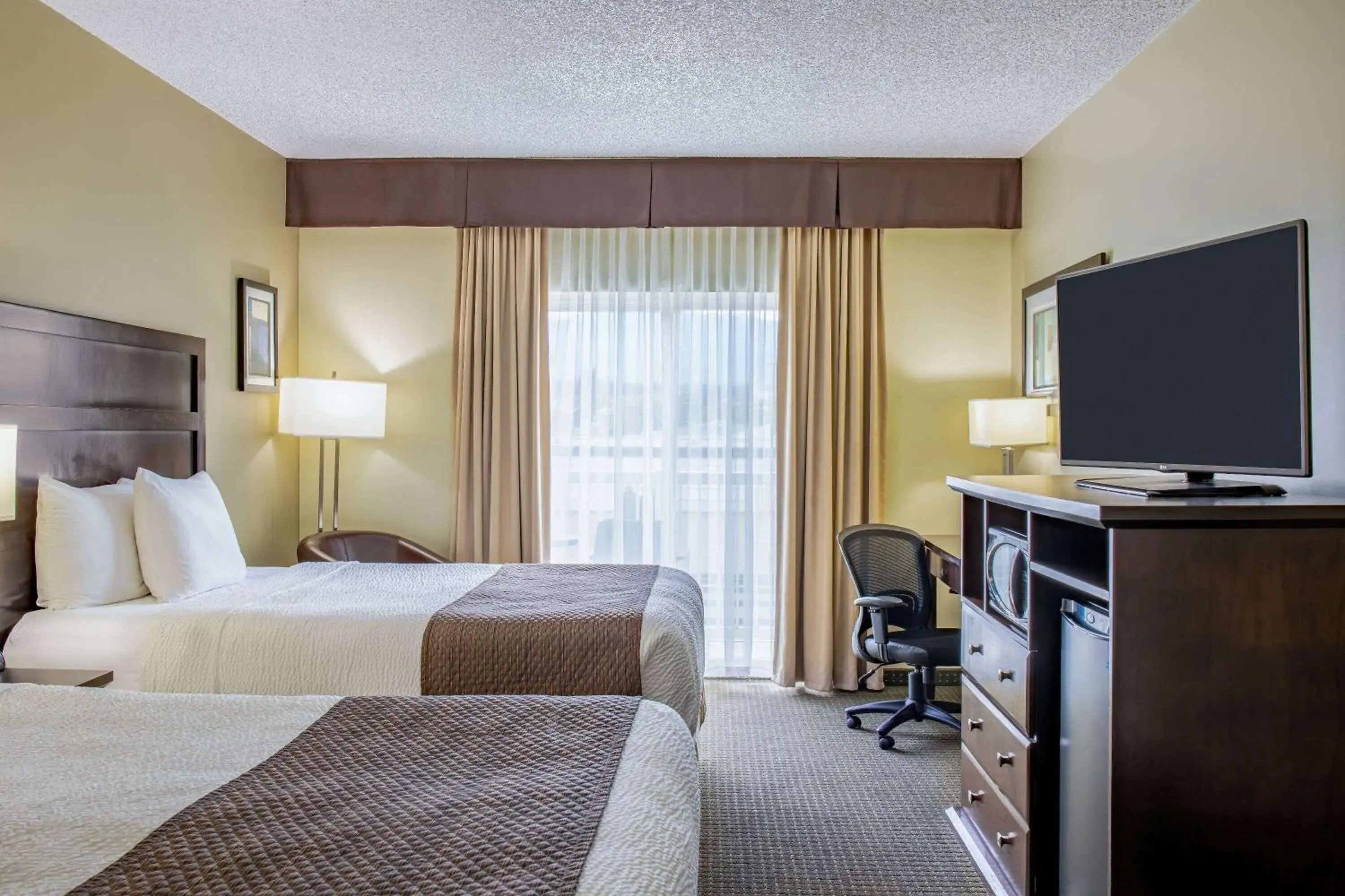 Bed in Days Inn by Wyndham Cranbrook Conference Centre Bed in Days Inn by Wyndham Cranbrook Conference Centre