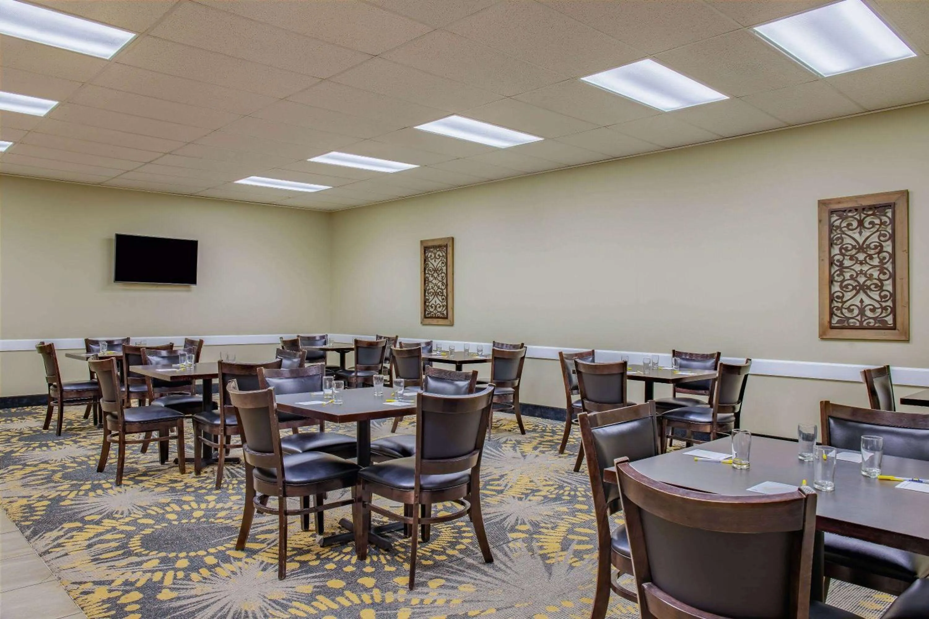 Restaurant/places to eat in Days Inn by Wyndham Cranbrook Conference Centre