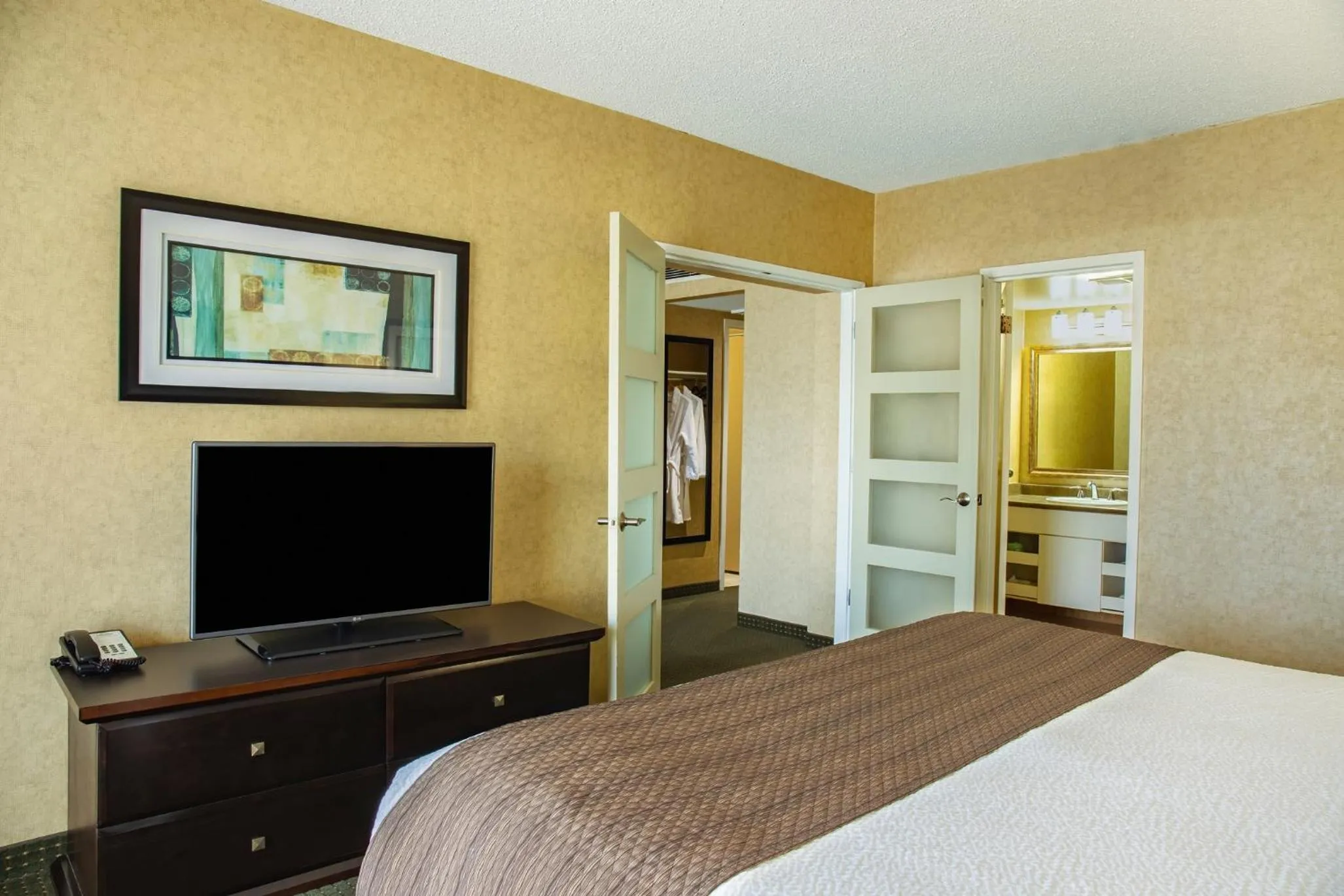 Bed in Days Inn by Wyndham Cranbrook Conference Centre