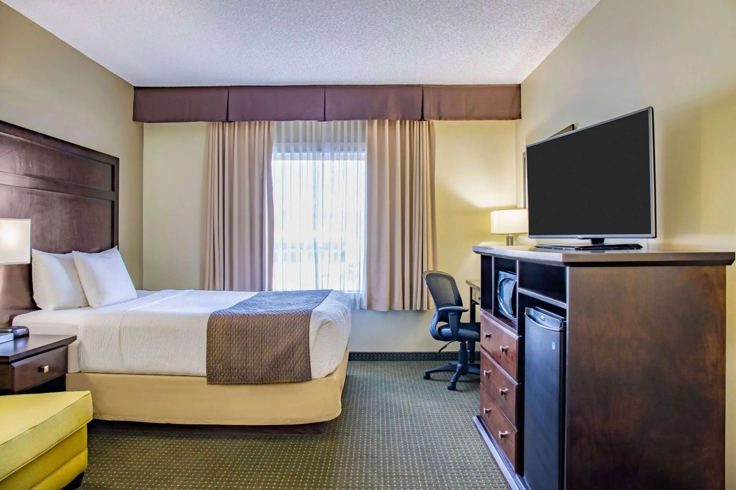 Bed in Days Inn by Wyndham Cranbrook Conference Centre Bed in Days Inn by Wyndham Cranbrook Conference Centre