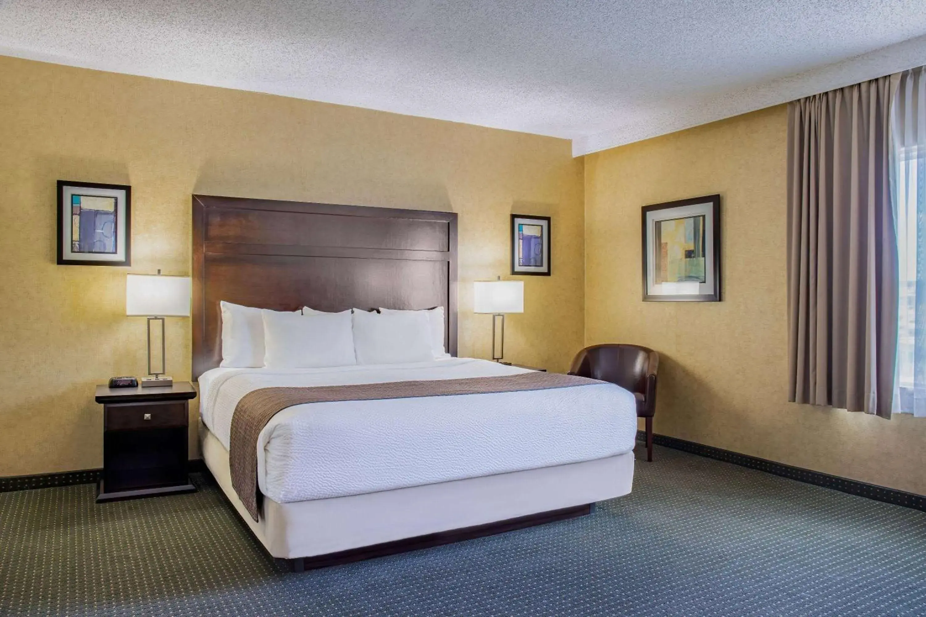 Deluxe King Suite with Spa Bath & Kitchen - Non-Smoking in Days Inn by Wyndham Cranbrook Conference Centre Deluxe King Suite with Spa Bath & Kitchen - Non-Smoking in Days Inn by Wyndham Cranbrook Conference Centre