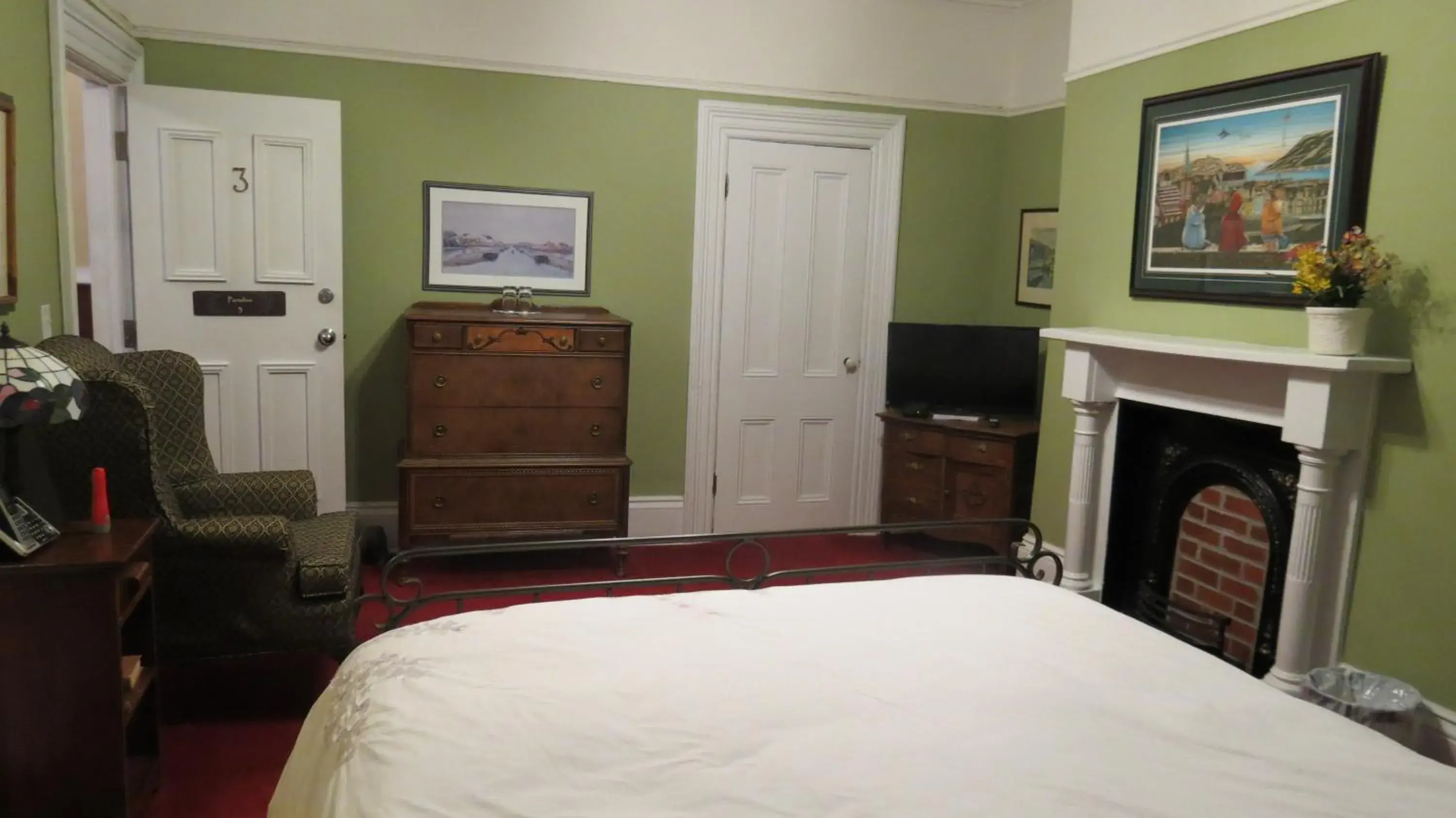 Queen Room with Private Bathroom in The Roses Heritage Inn Queen Room with Private Bathroom in The Roses Heritage Inn