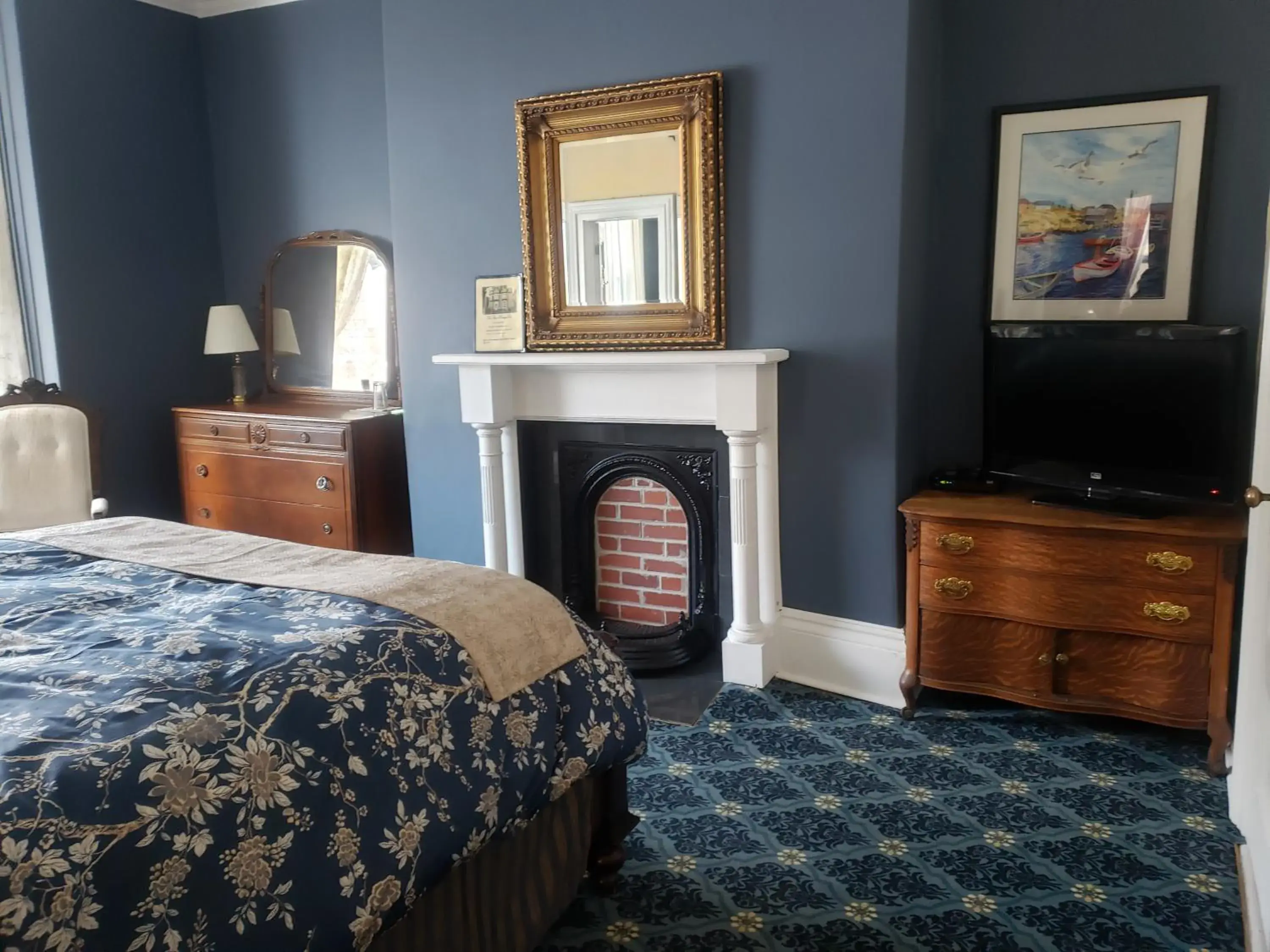 Deluxe Queen Room in The Roses Heritage Inn Deluxe Queen Room in The Roses Heritage Inn