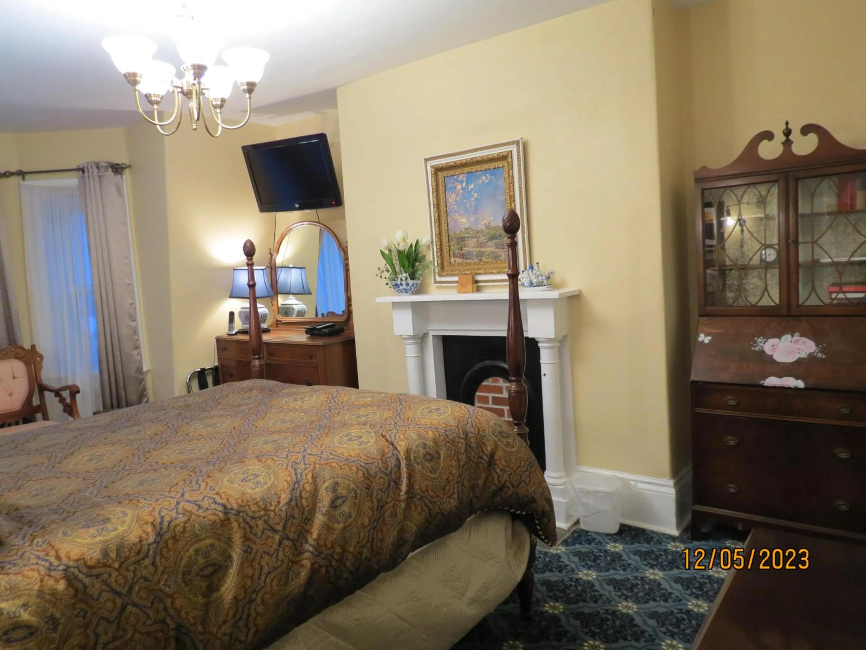 Bed in The Roses Heritage Inn