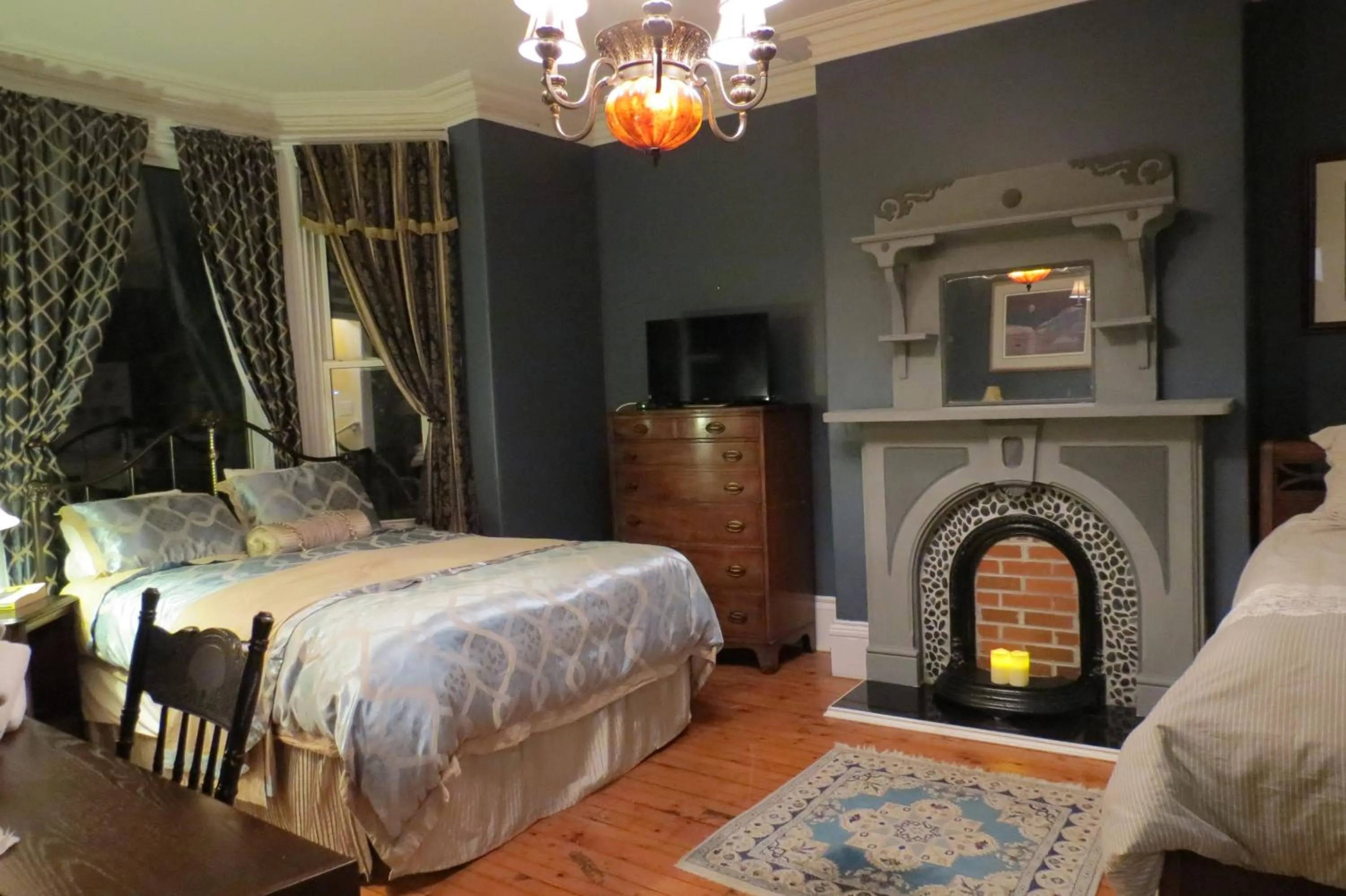 Bed in The Roses Heritage Inn