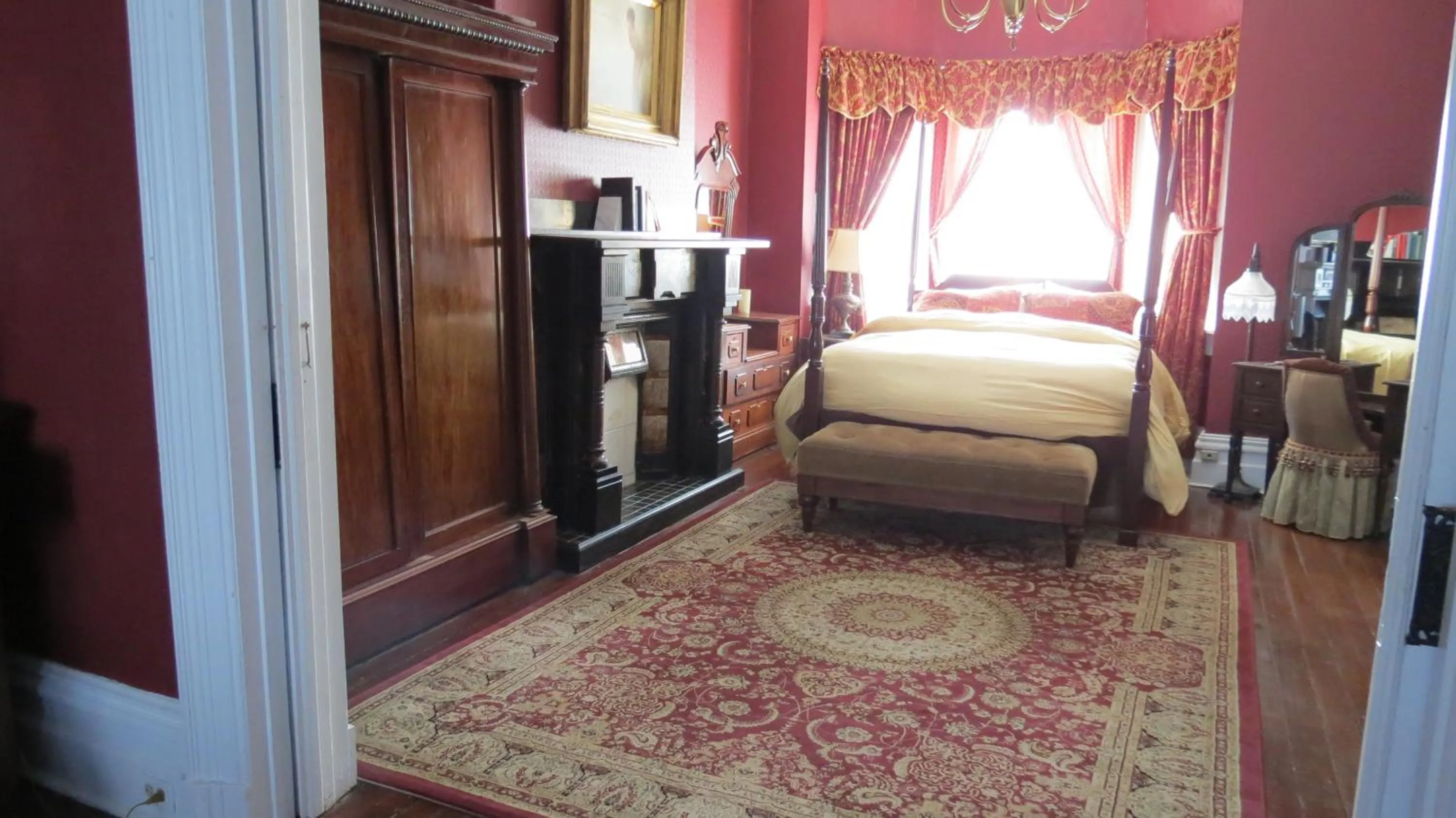 Bed in The Roses Heritage Inn