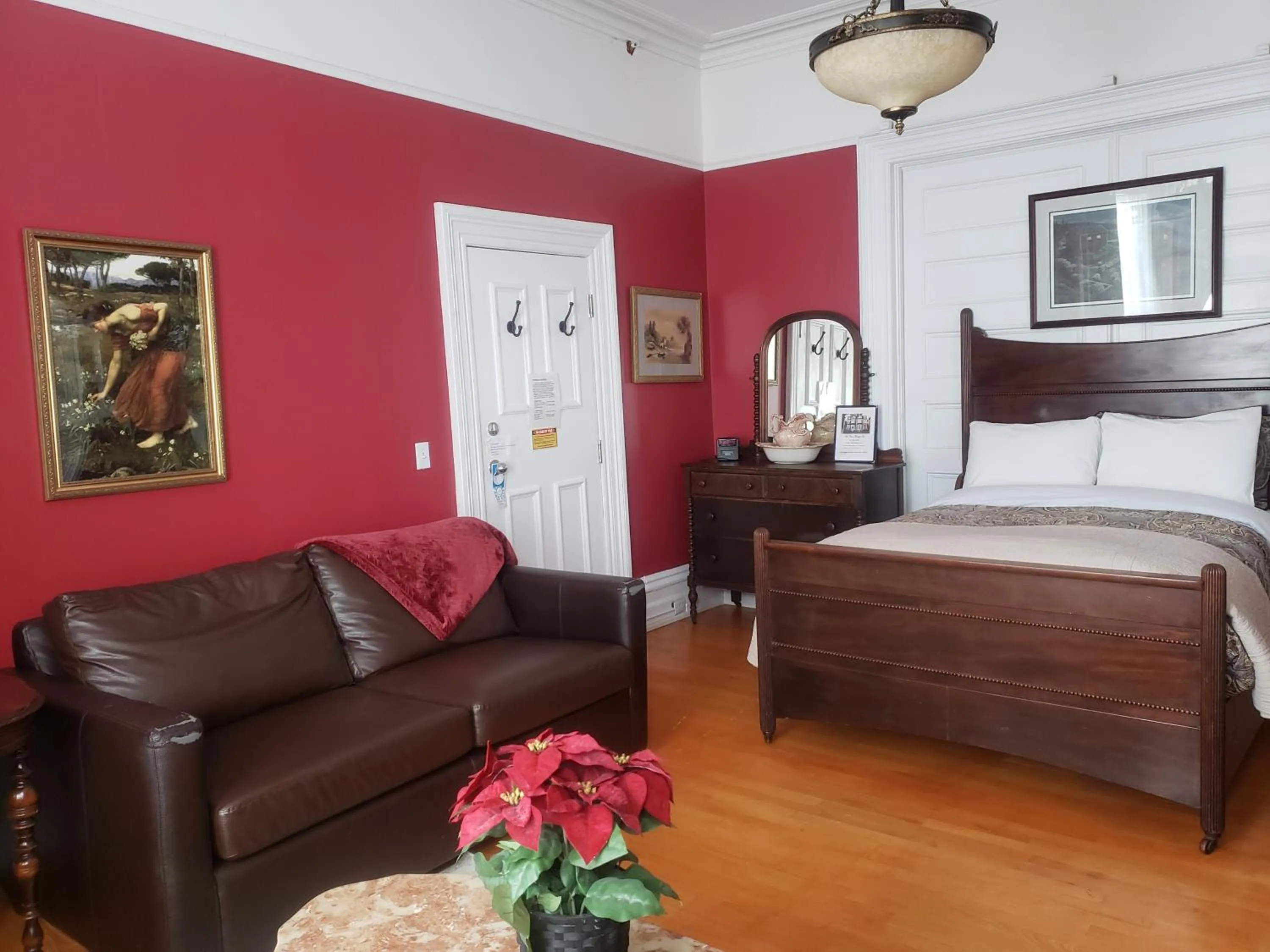 Bed in The Roses Heritage Inn