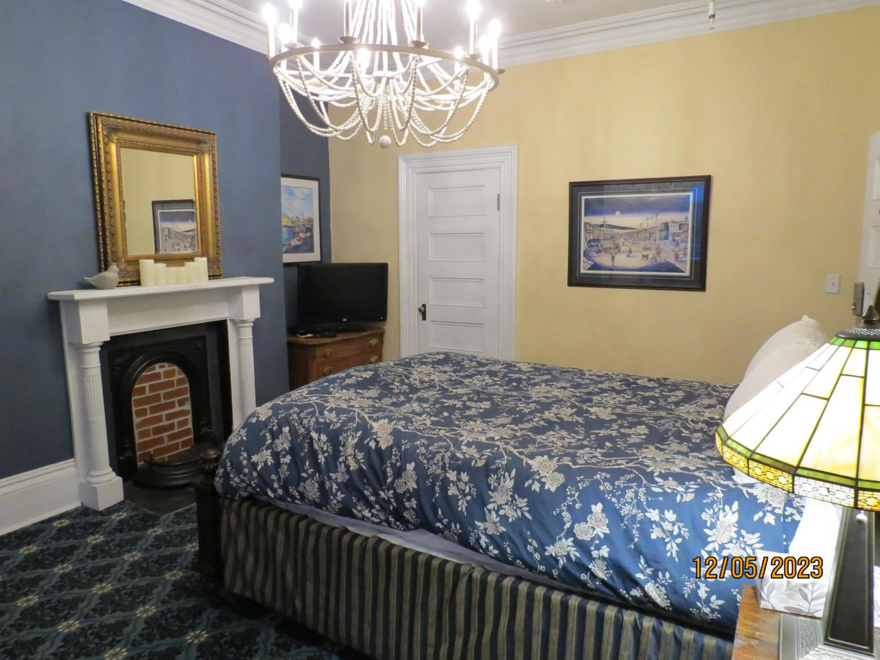 Bed in The Roses Heritage Inn