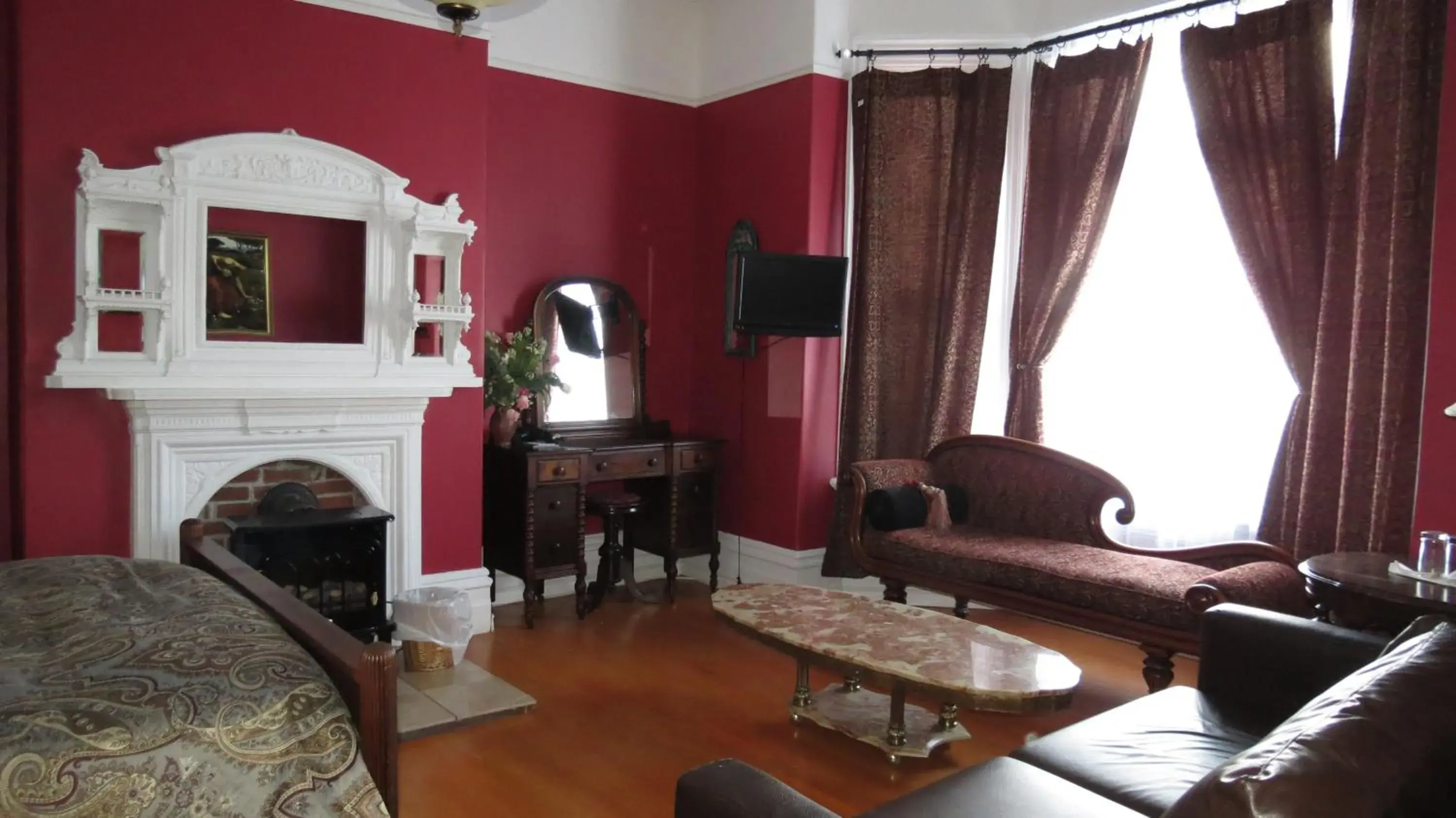 Budget Double Room in The Roses Heritage Inn Budget Double Room in The Roses Heritage Inn