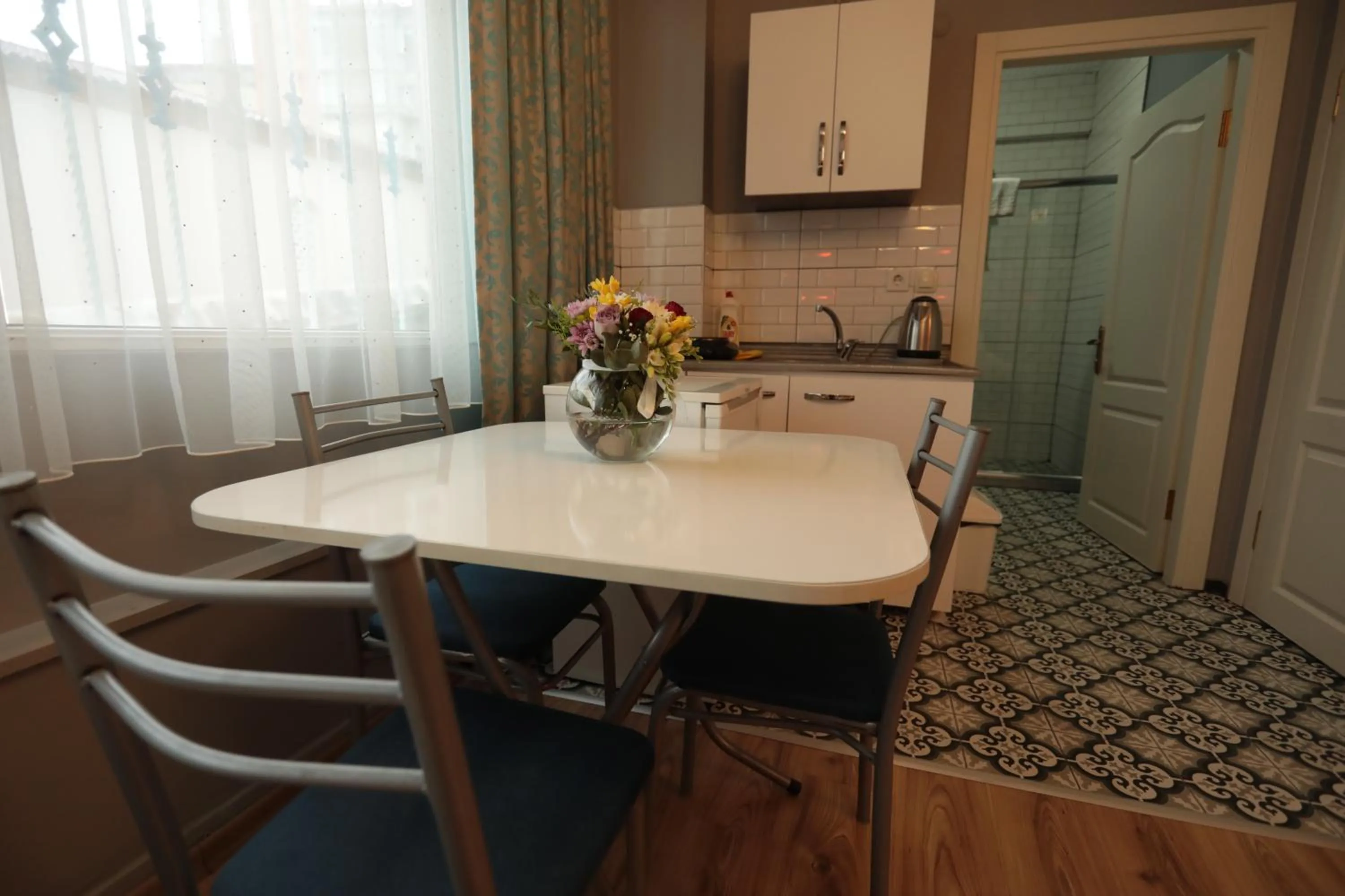 Dining area in White Pearl Apart Hotel