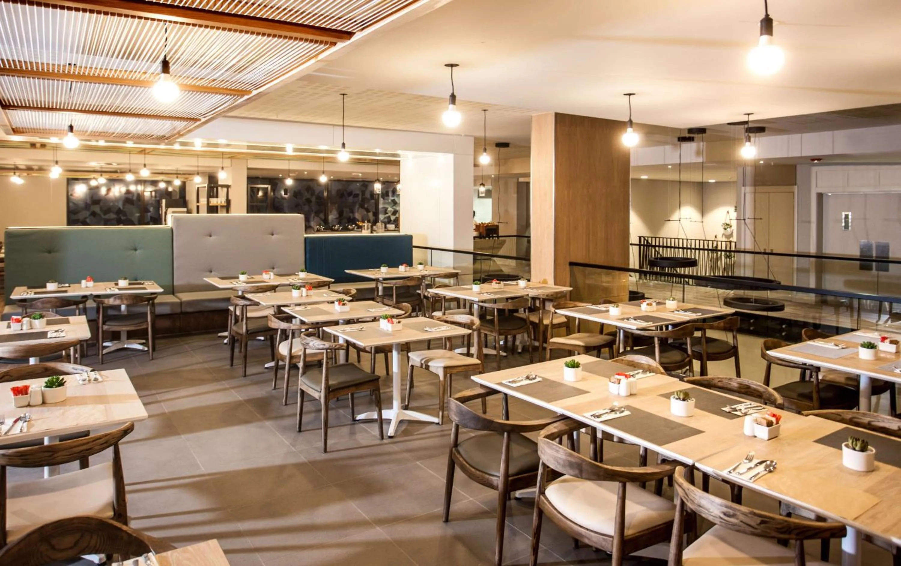 Restaurant/places to eat in StayEasy Cape Town City Bowl