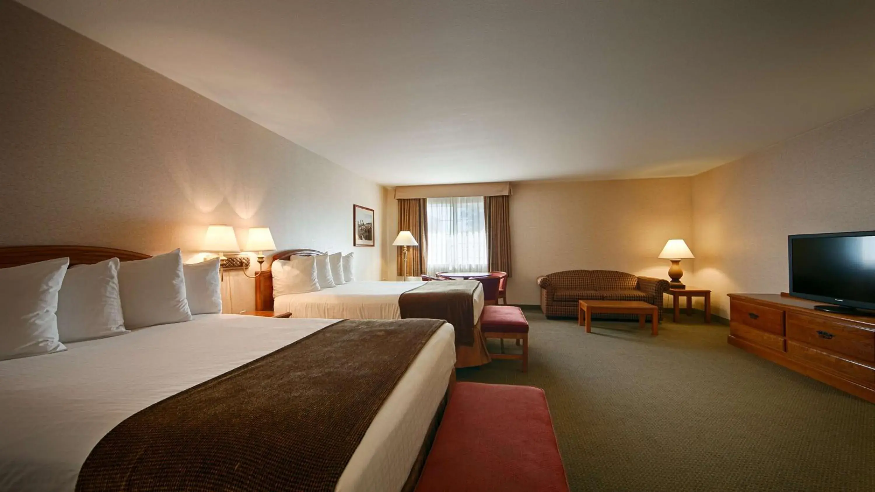 Photo of the whole room, Bed in Best Western Oak Meadows Inn Photo of the whole room, Bed in Best Western Oak Meadows Inn