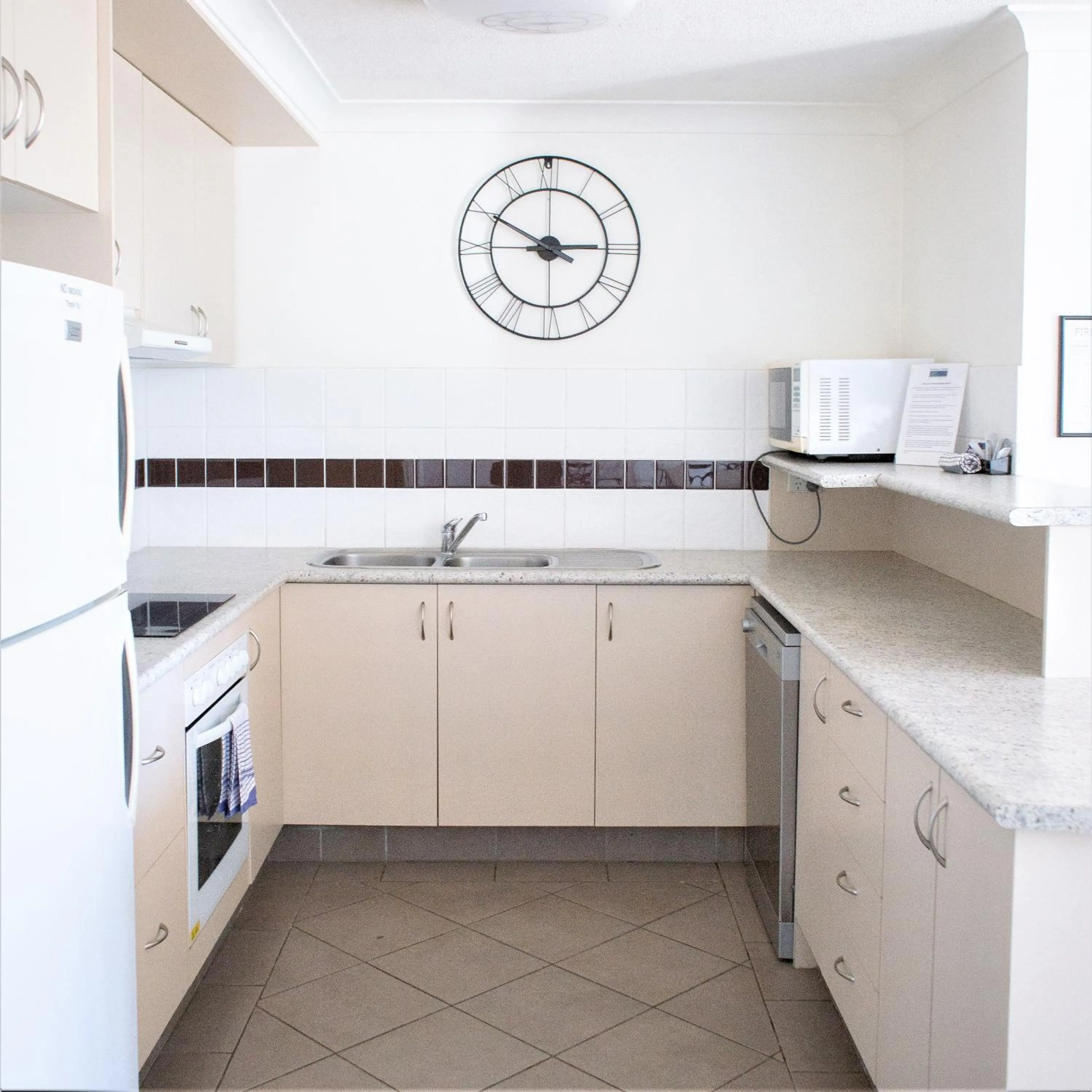 Kitchen or kitchenette in Montana Palms Resort