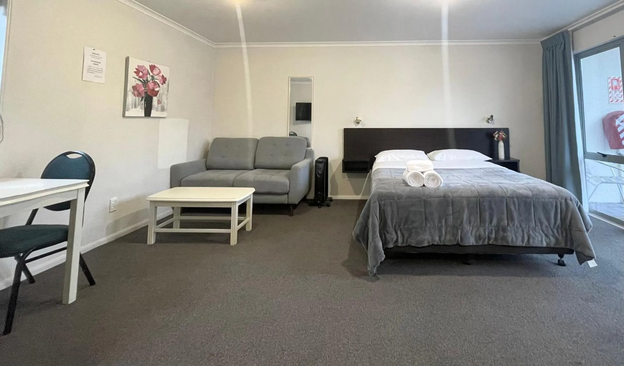 Bed in Alcala Motor Lodge