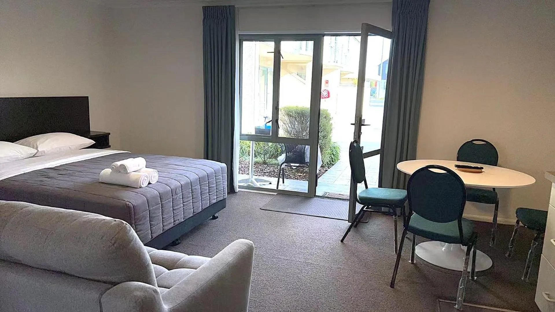 Bed in Alcala Motor Lodge