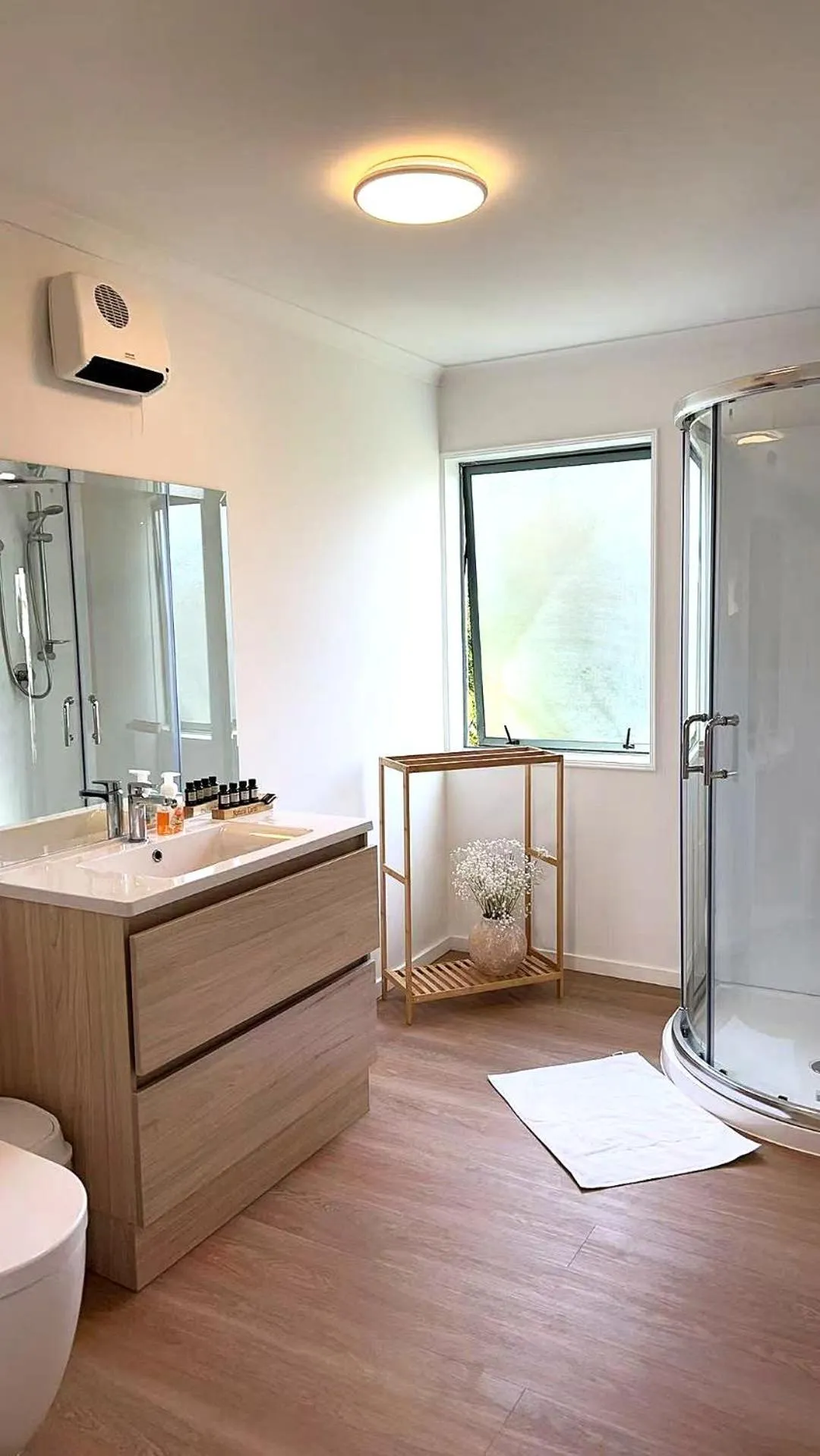 Bathroom in Alcala Motor Lodge