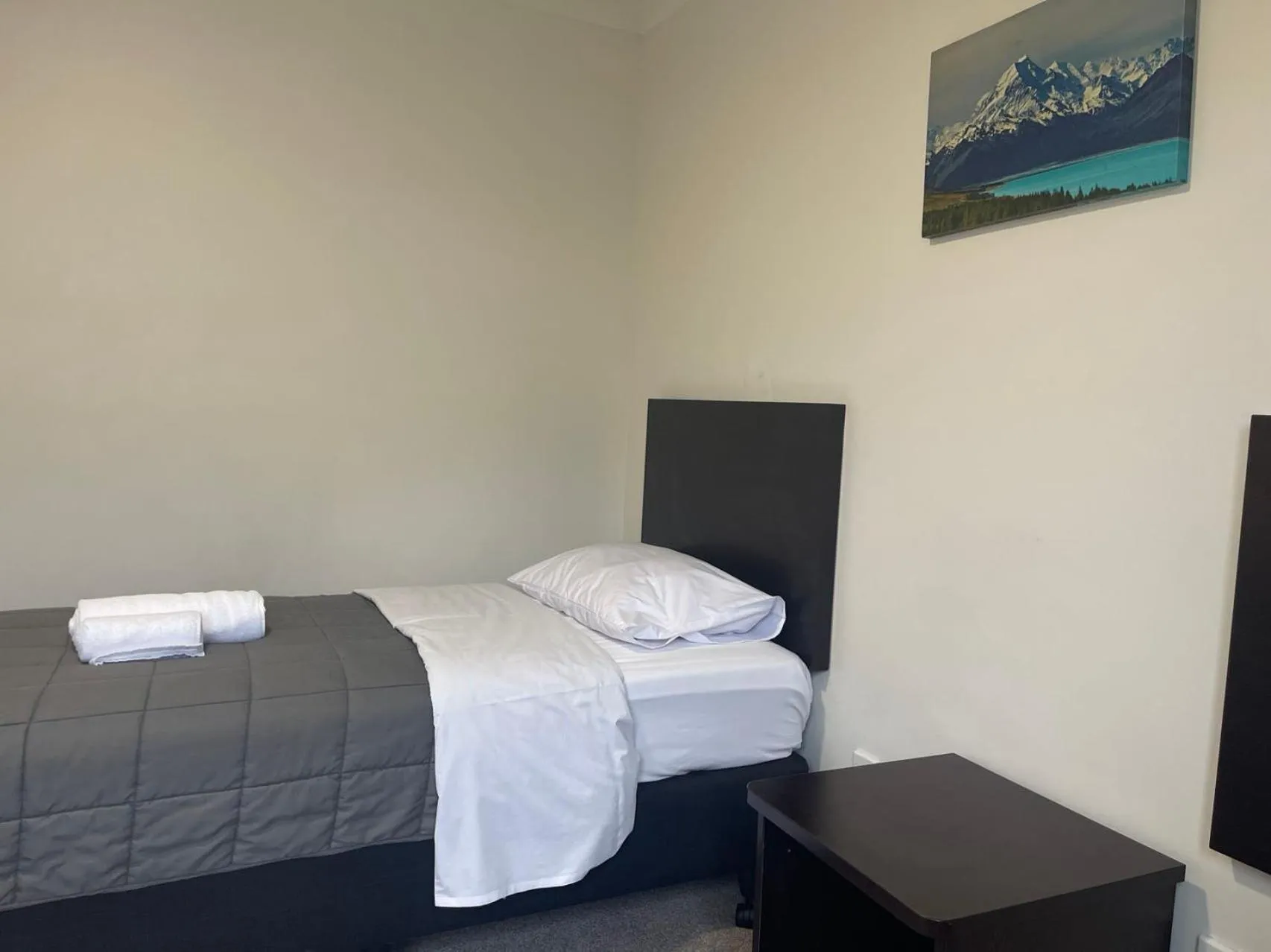 Bed in Alcala Motor Lodge