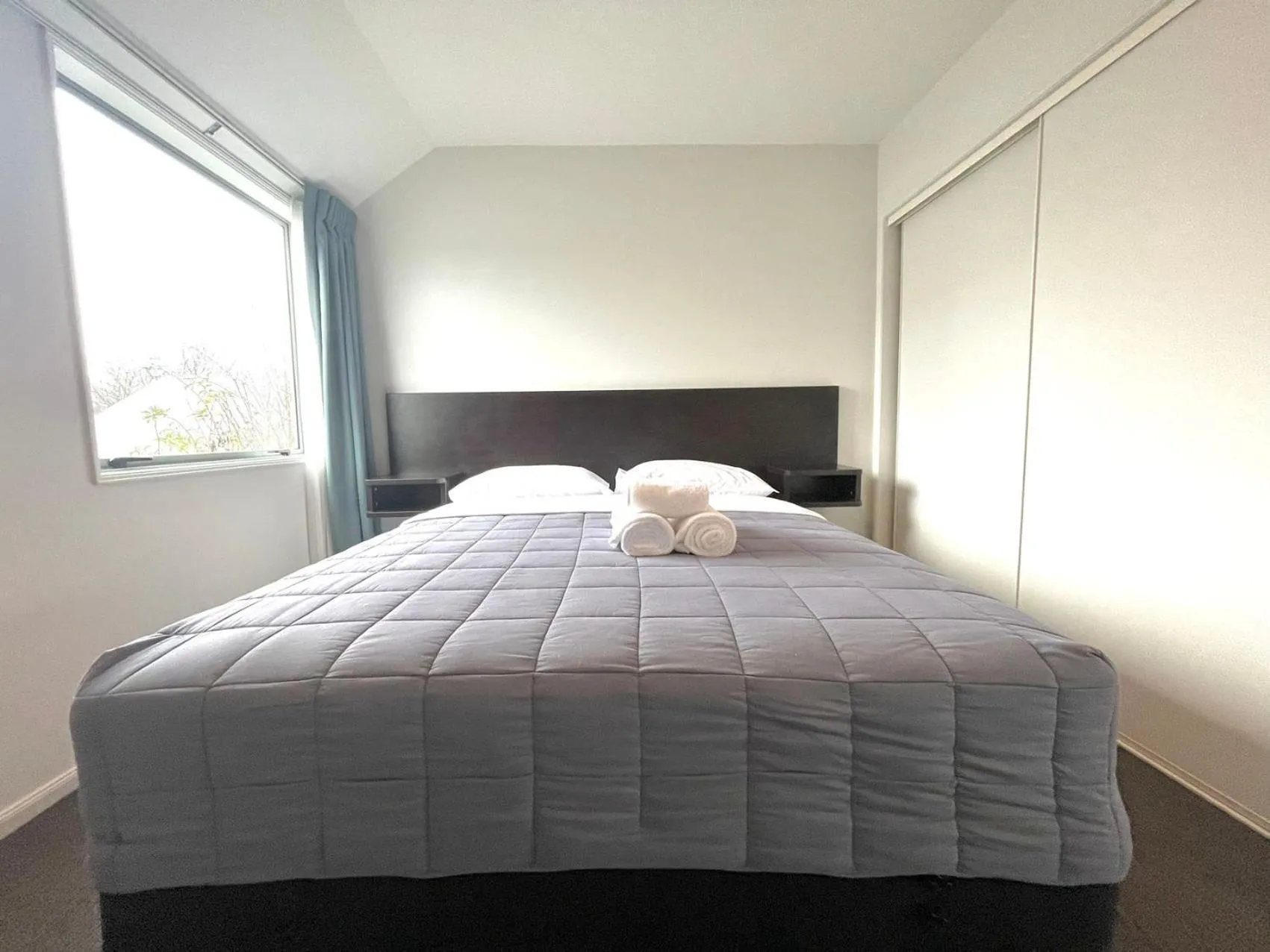 Bed in Alcala Motor Lodge