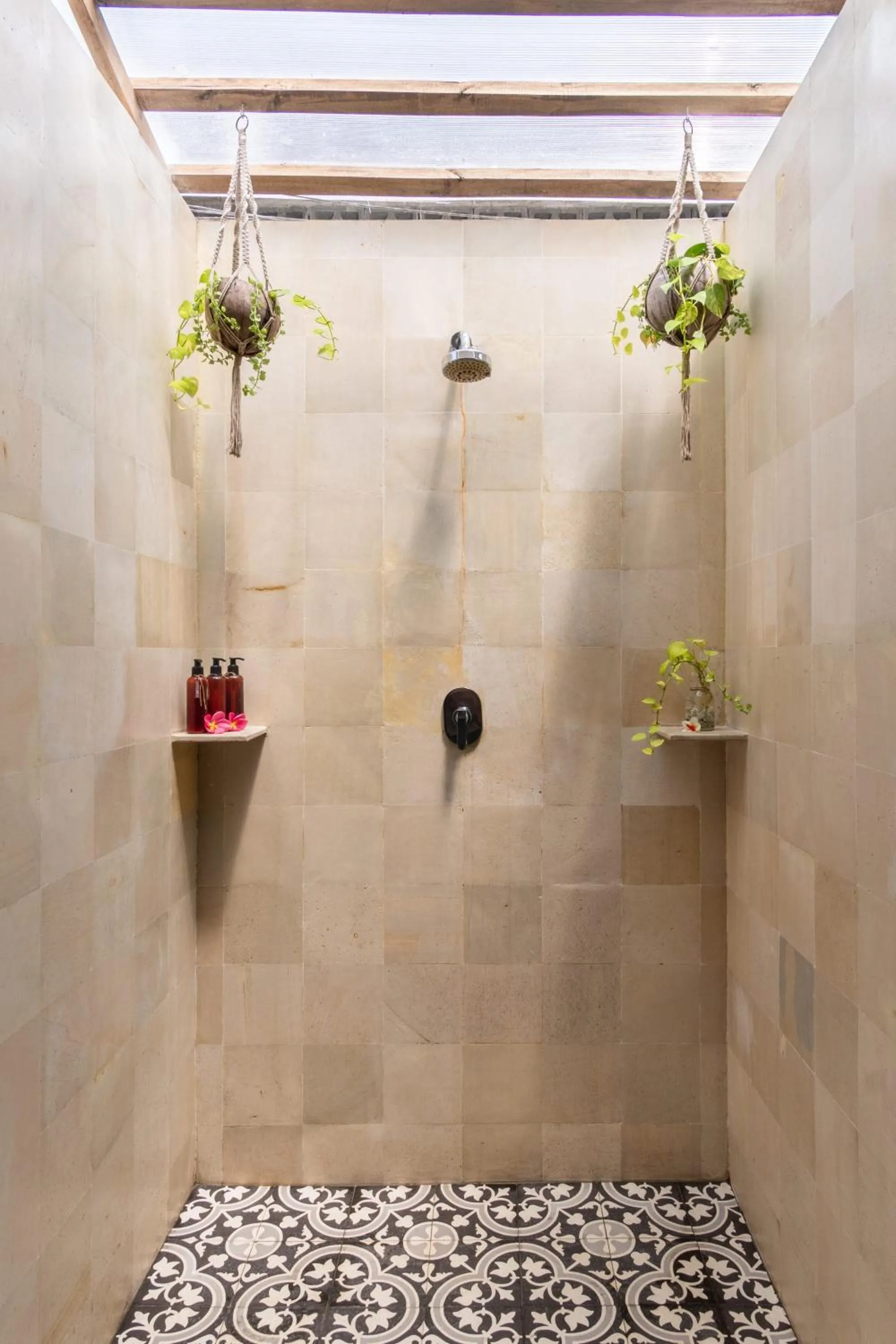 Shower in Bale Sampan Boutique Bungalows
