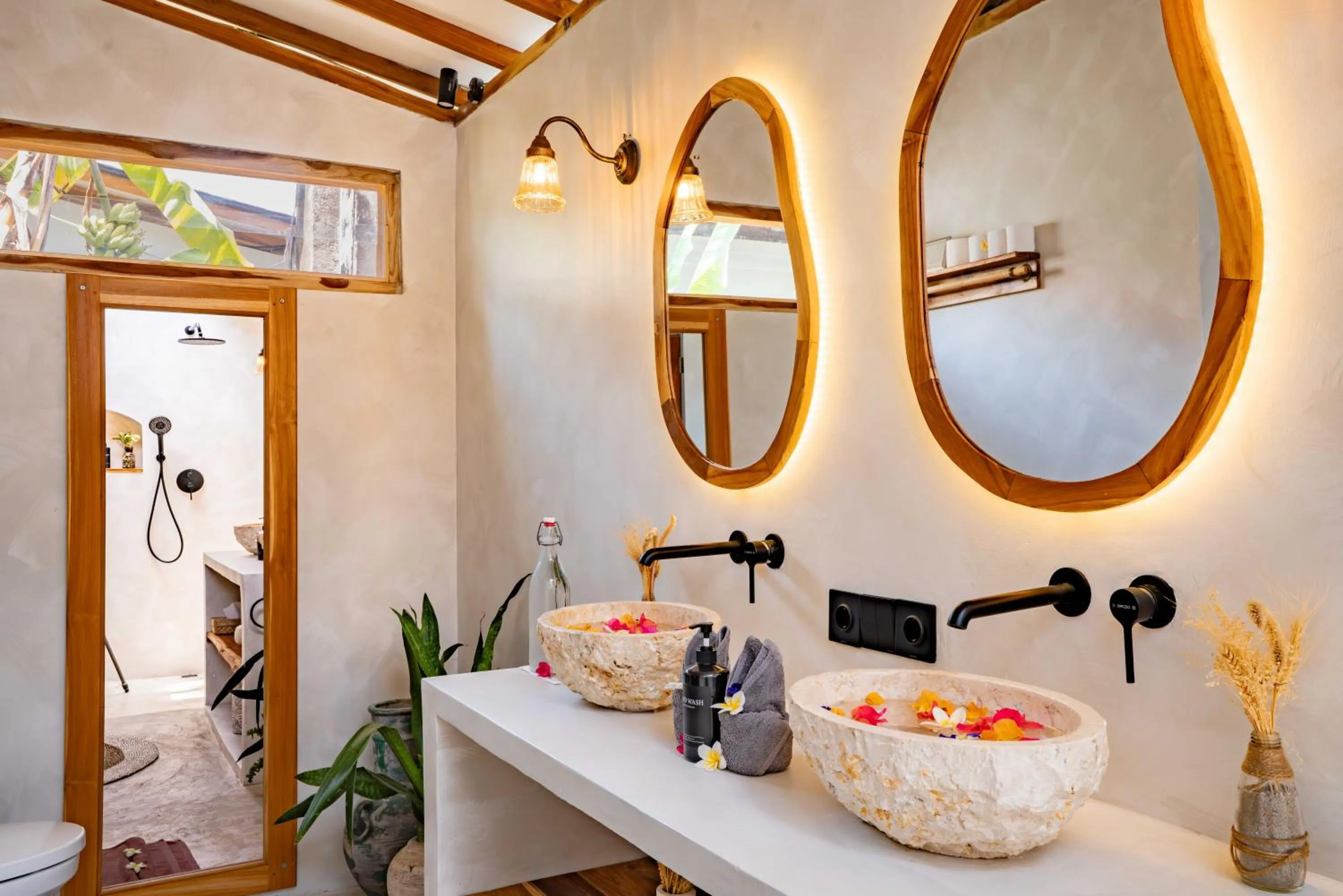 Shower in Bale Sampan Boutique Bungalows