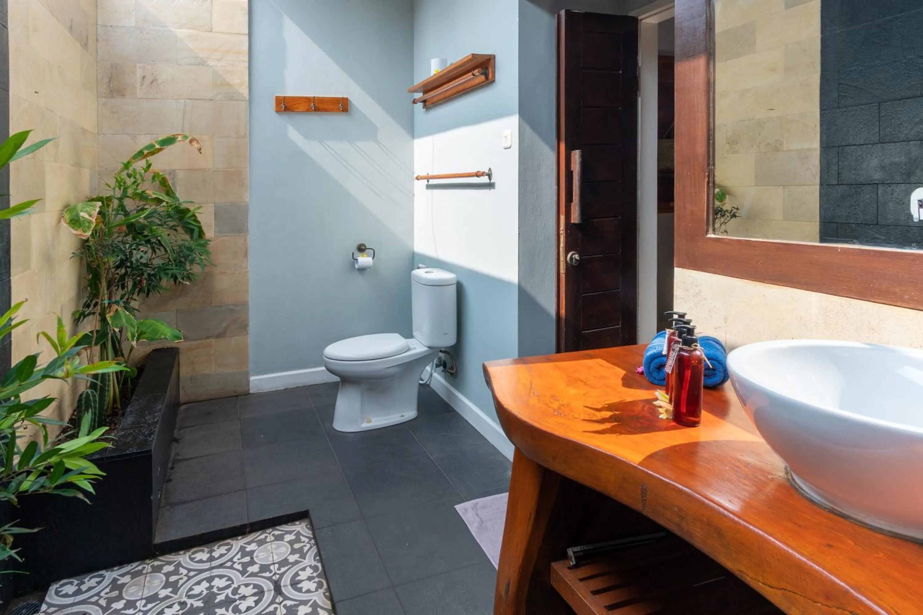 Shower in Bale Sampan Boutique Bungalows