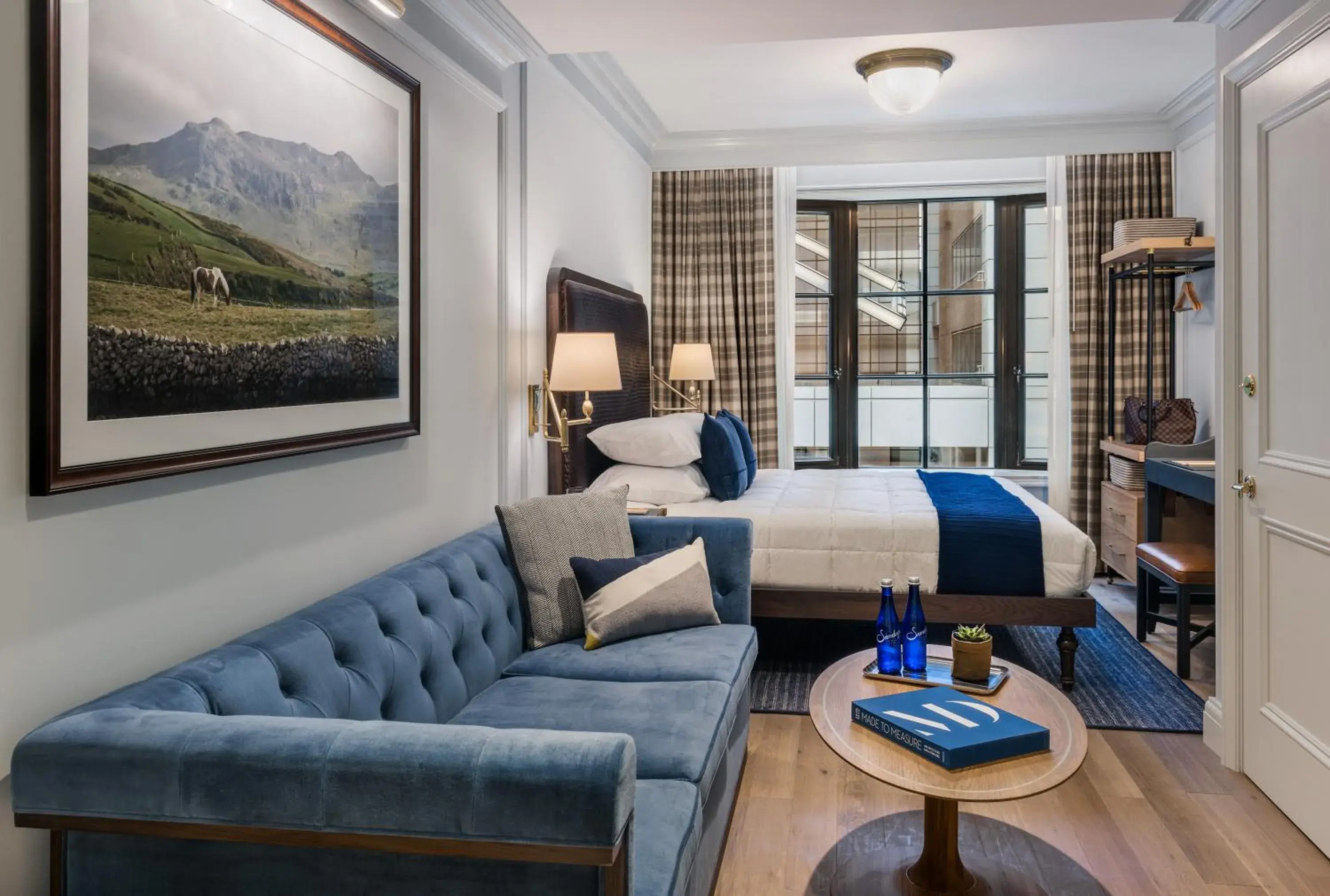 Living room, Bed in Merrion Row Hotel and Public House Living room, Bed in Merrion Row Hotel and Public House