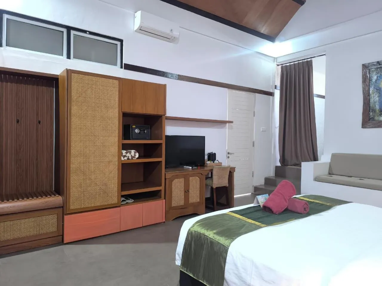 Communal lounge/ TV room, Bed in The Trawangan Resort