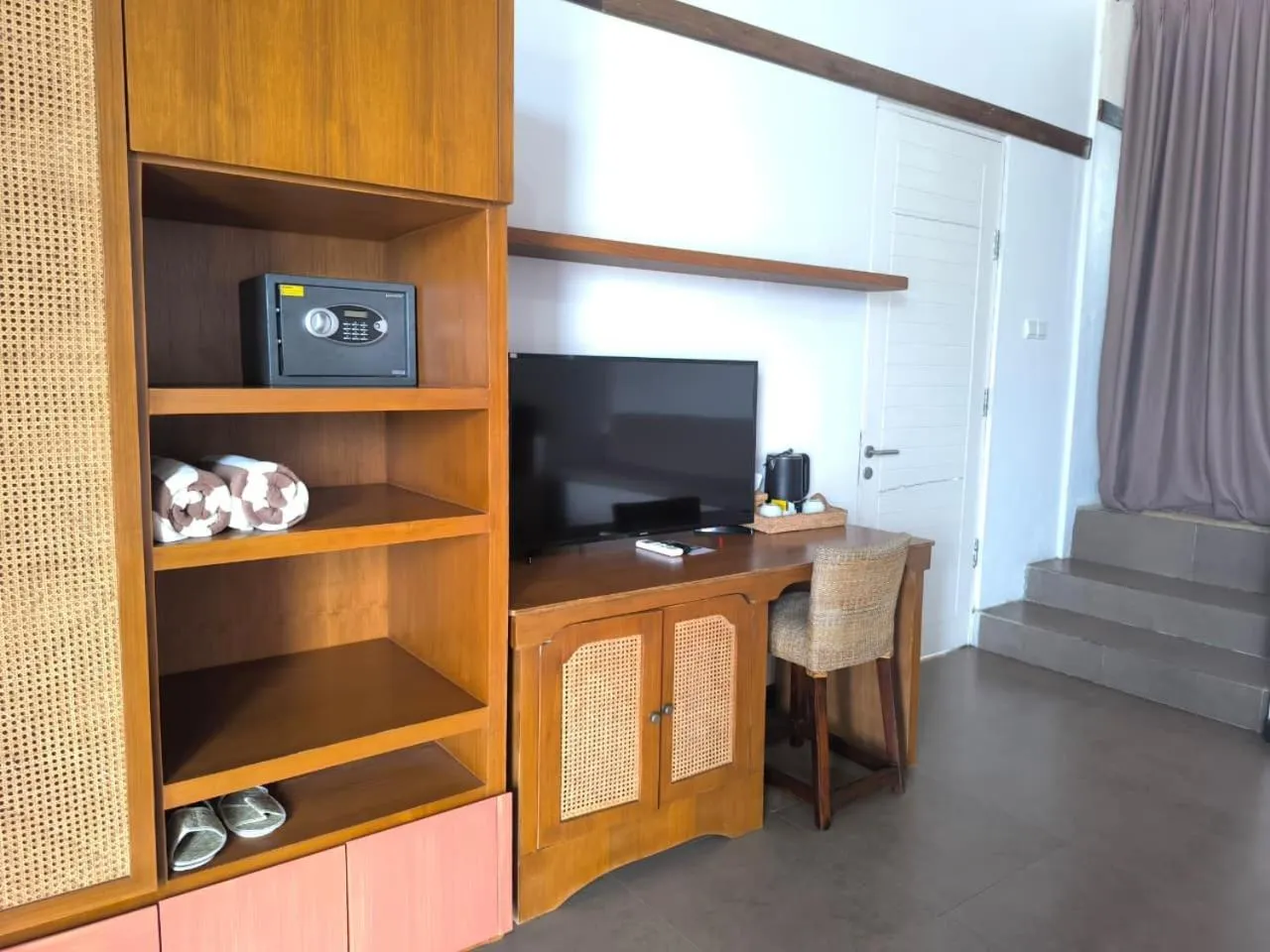 Communal lounge/ TV room in The Trawangan Resort