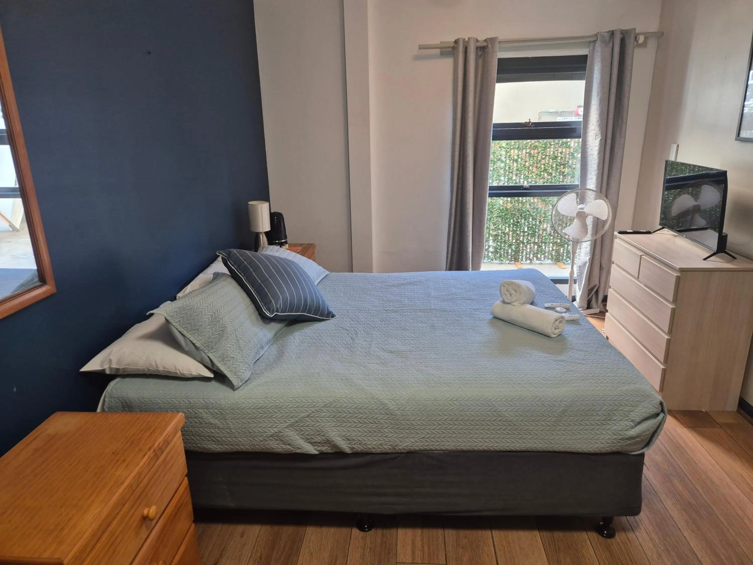 TV and multimedia, Bed in Boardrider Backpackers and Budget Motel