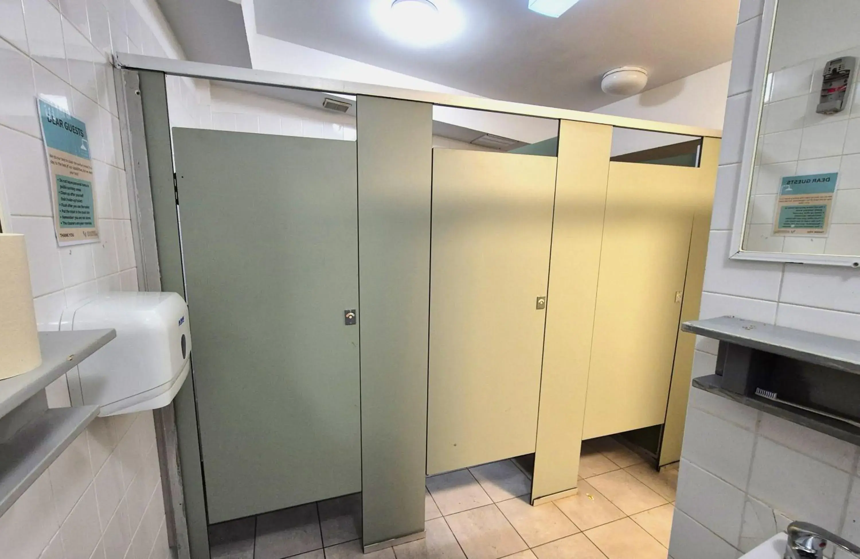 Bed in 4-Bed Mixed Dormitory Room in Boardrider Backpackers and Budget Motel Bed in 4-Bed Mixed Dormitory Room in Boardrider Backpackers and Budget Motel