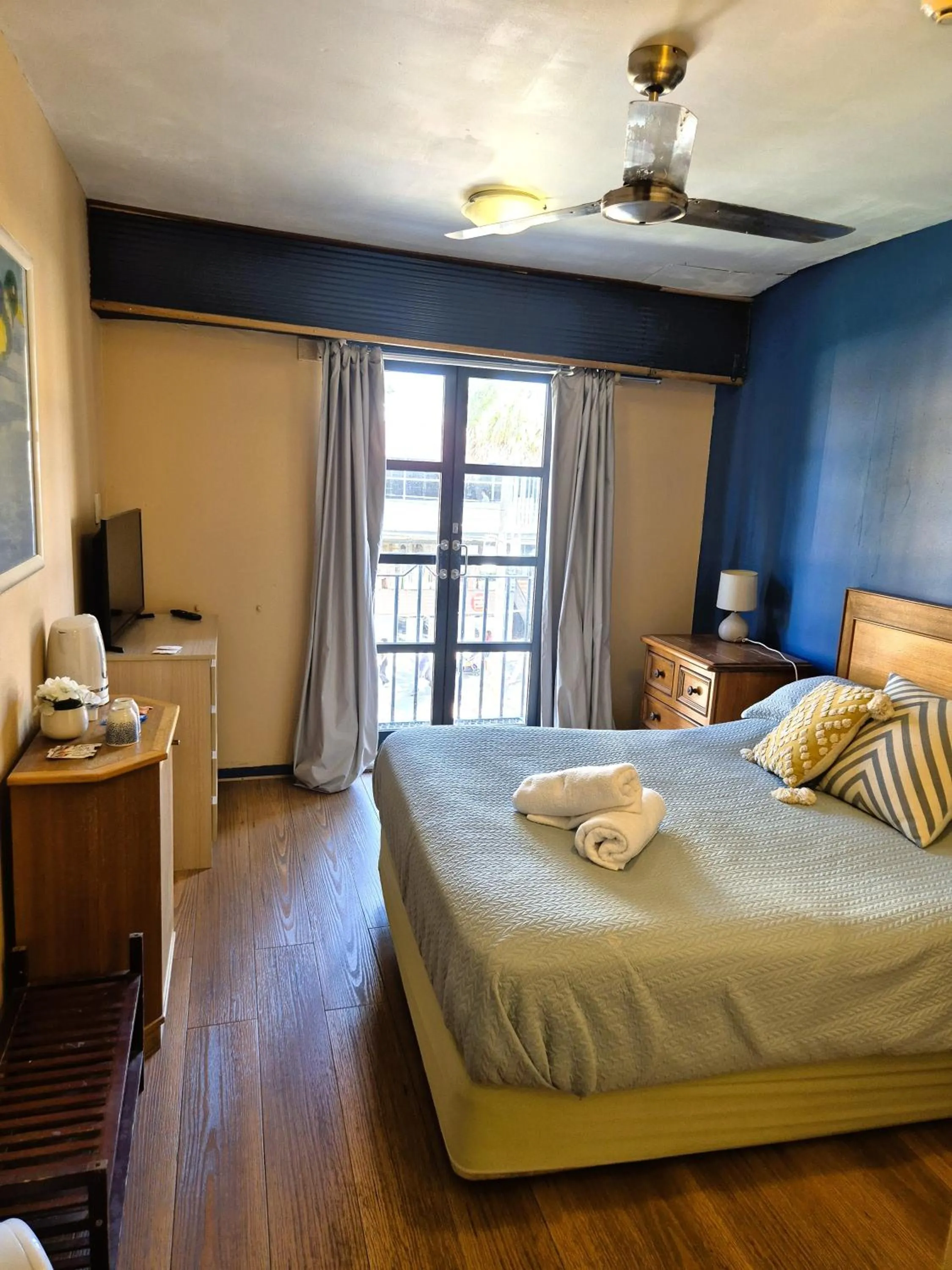 Photo of the whole room, Bed in Boardrider Backpackers and Budget Motel