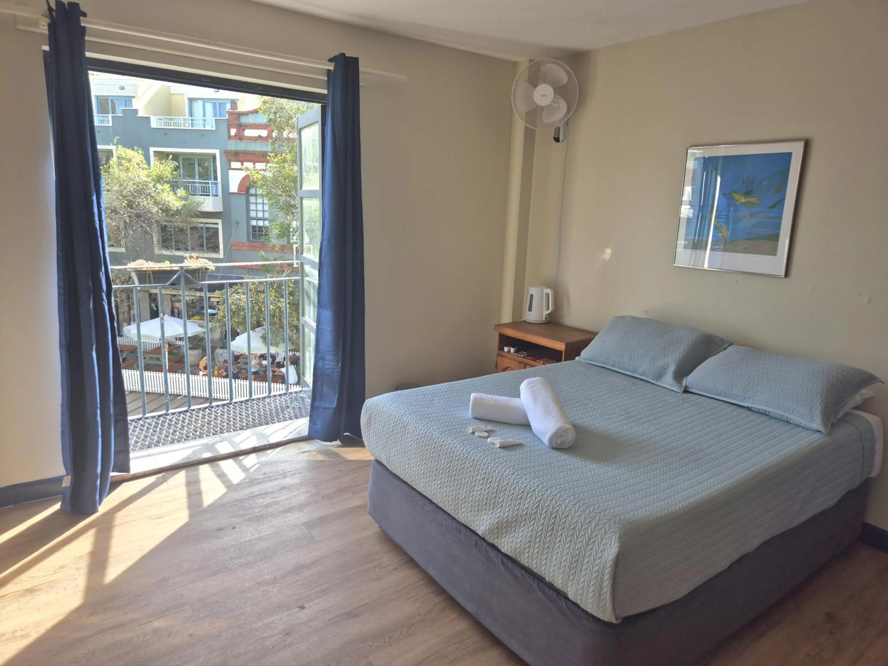 Balcony/Terrace, Bed in Boardrider Backpackers and Budget Motel