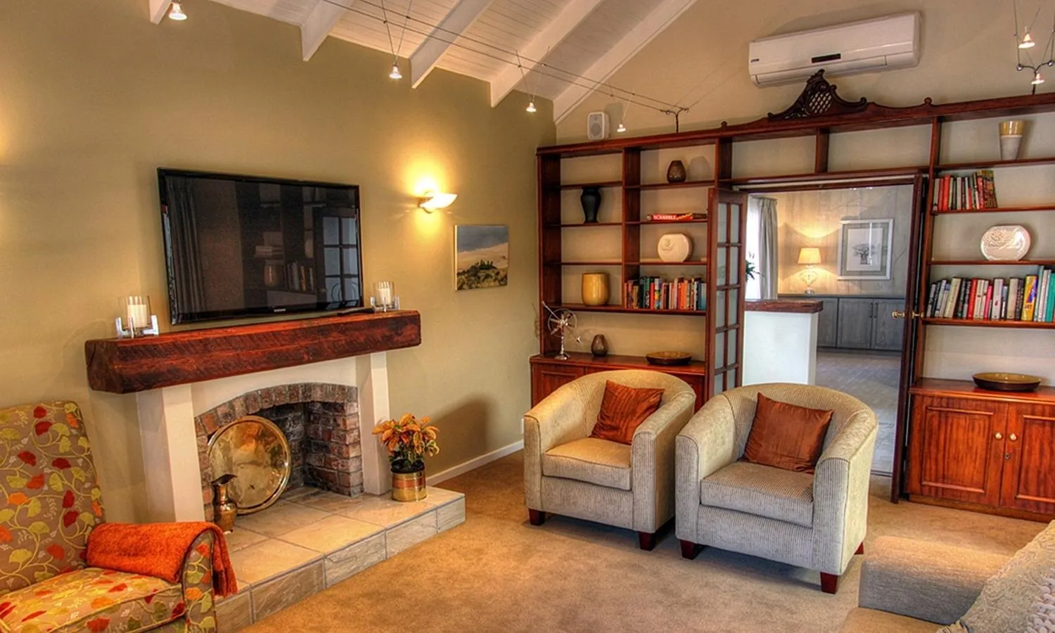 Library in Gardenview Guest House