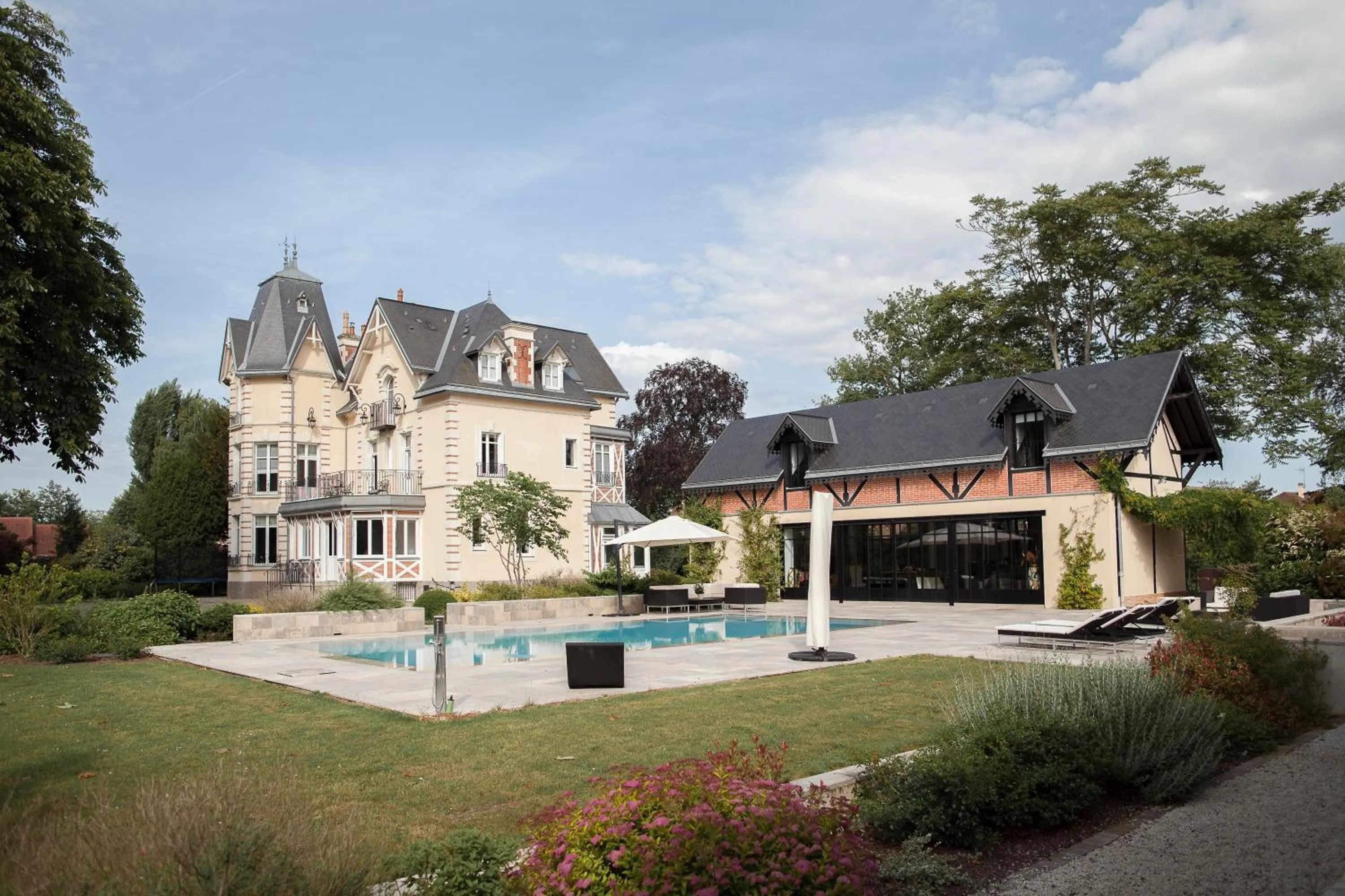 Property building in Manoir des Logis