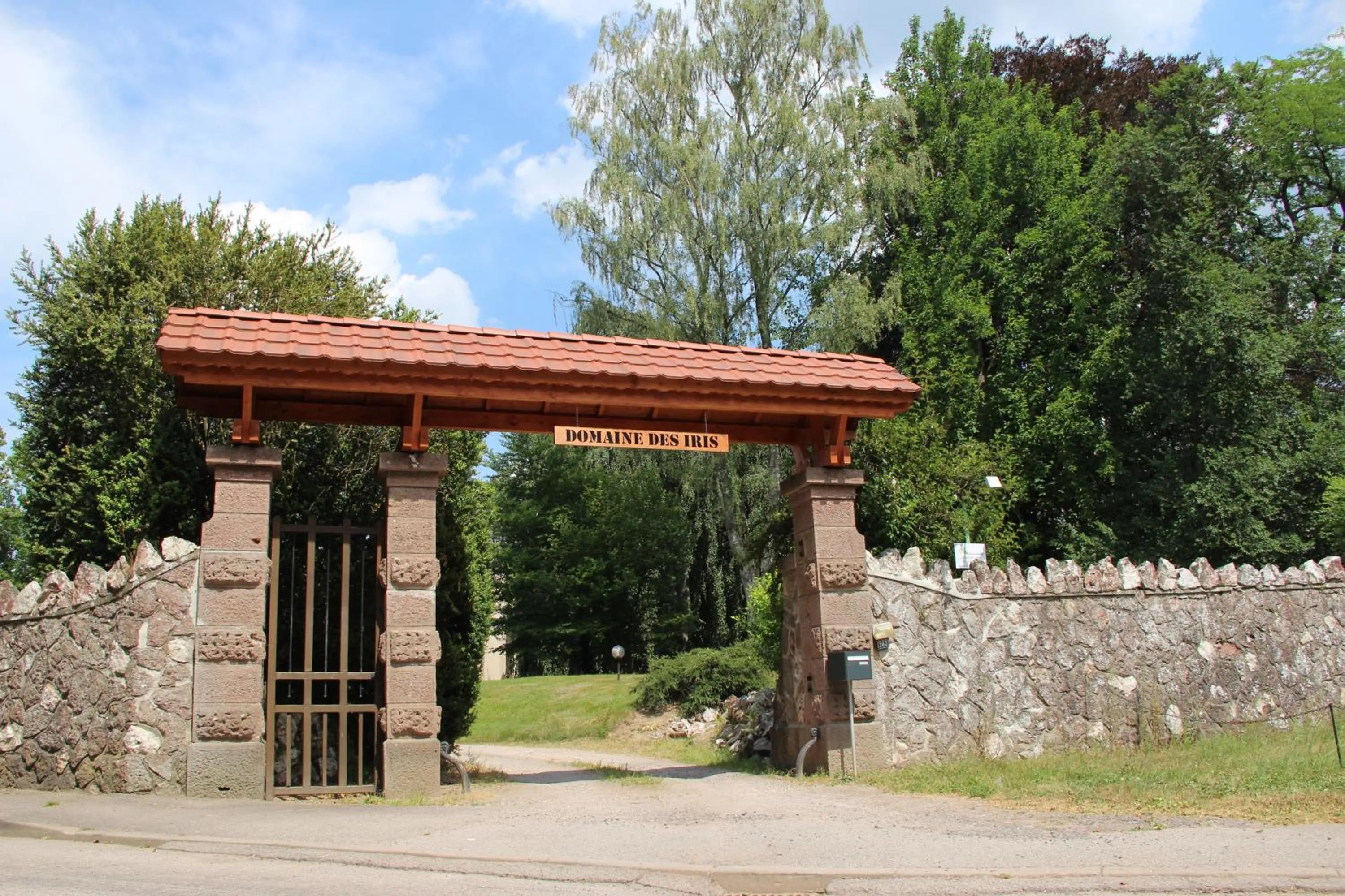Facade/entrance in Gîte Domaine des Iris