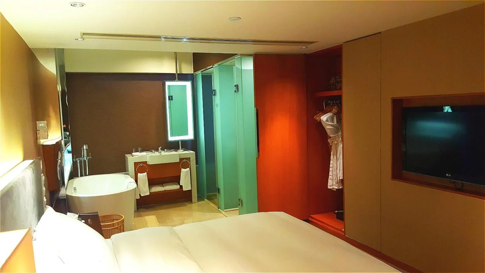 Bathroom, Bed in Grand Mercure Dongguan Humen
