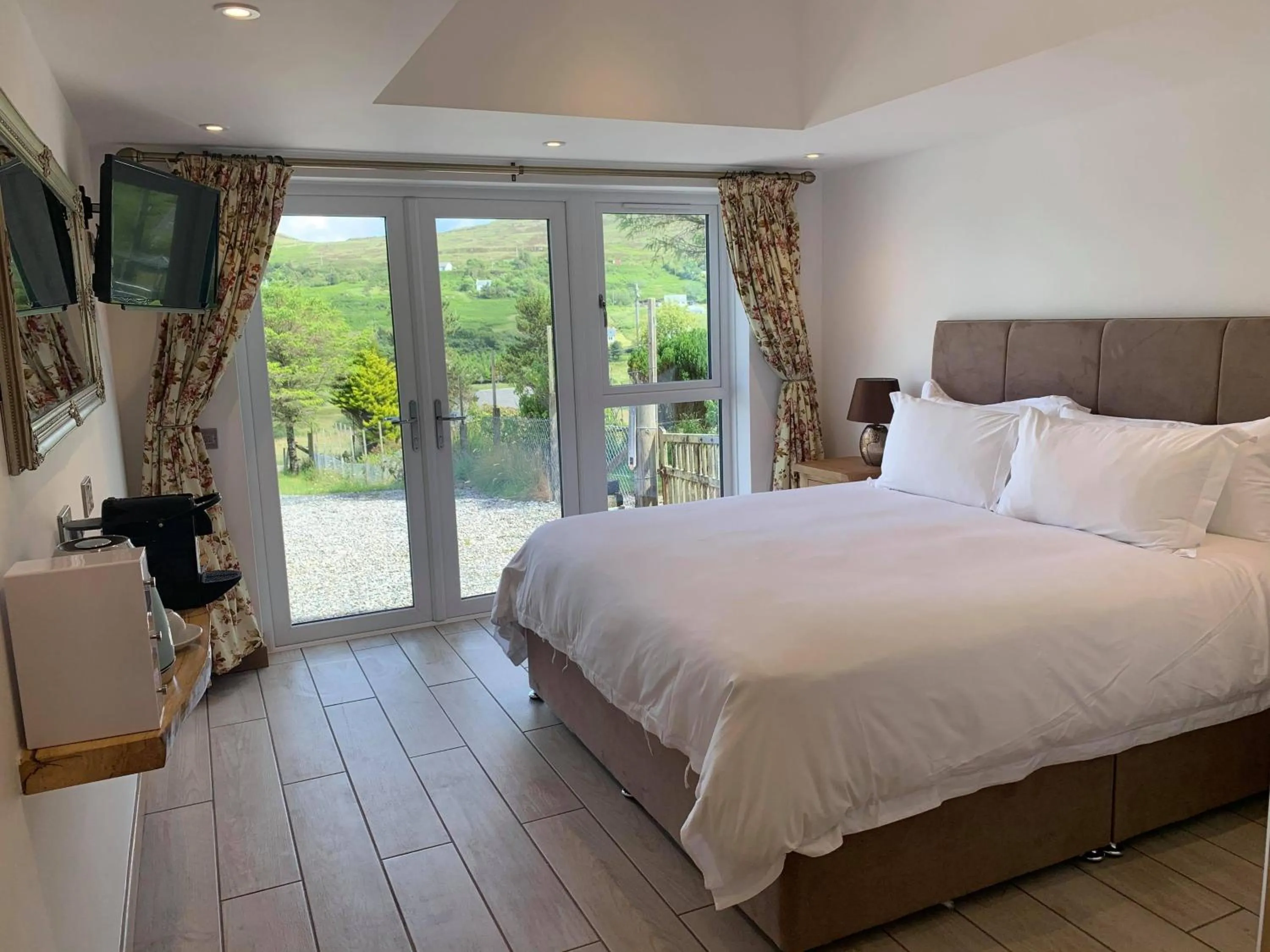 Superior King Room in Glendale View