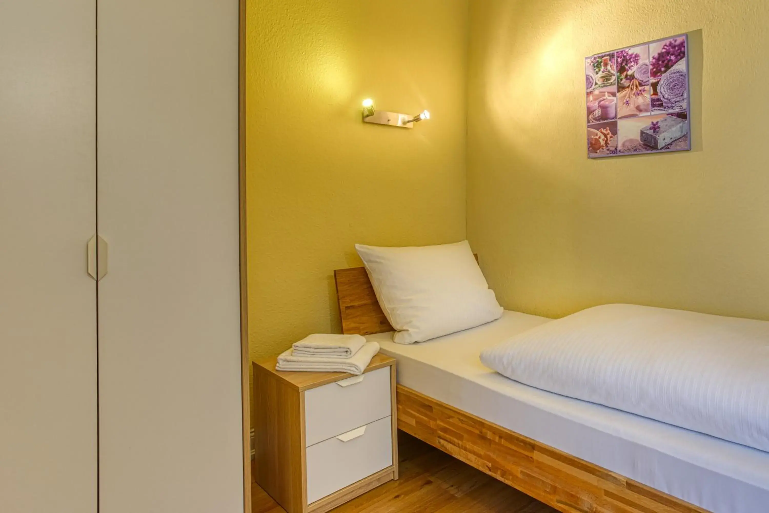 Single Room with Shared Bathroom in Hotel Carlton Single Room with Shared Bathroom in Hotel Carlton