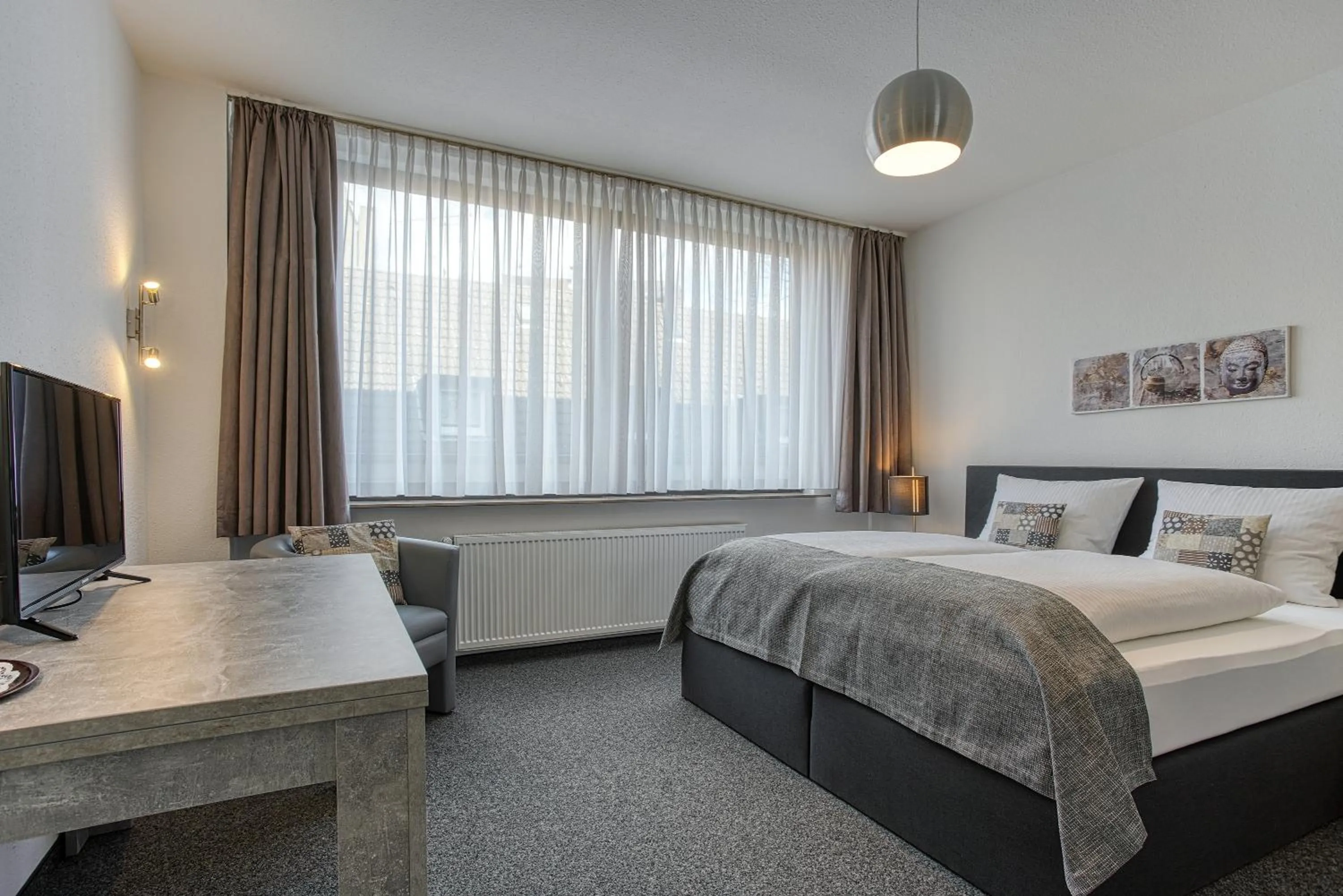 Photo of the whole room, Bed in Hotel Carlton