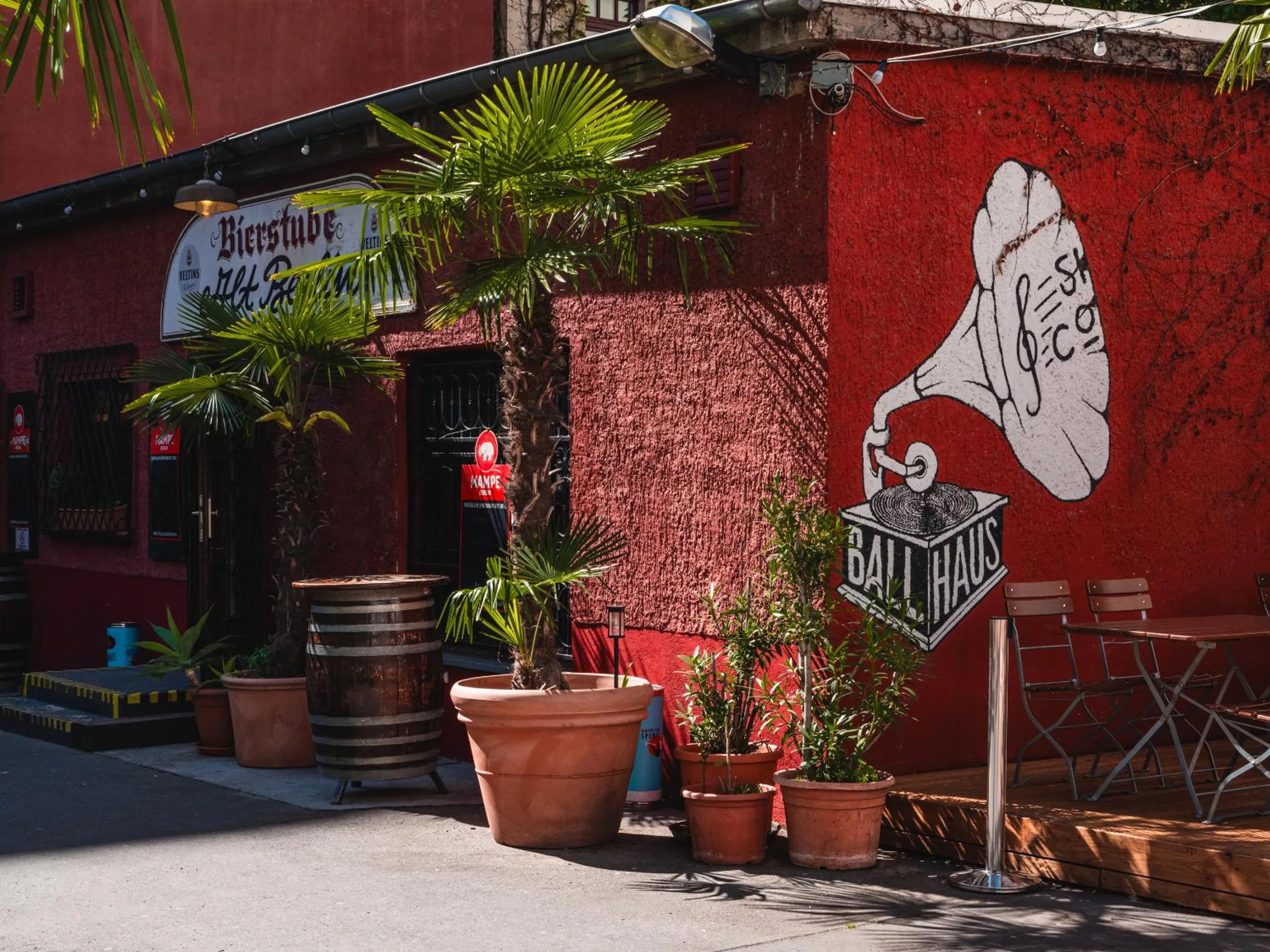 Lounge or bar in Ballhaus Berlin Hostel