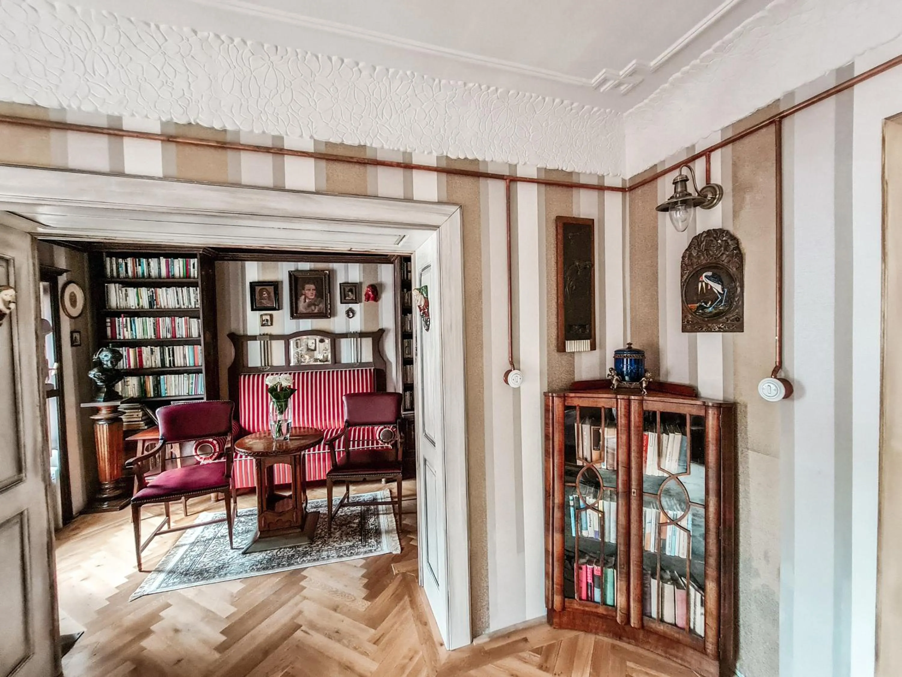 Library in Divná pani Luxury Gallery Rooms