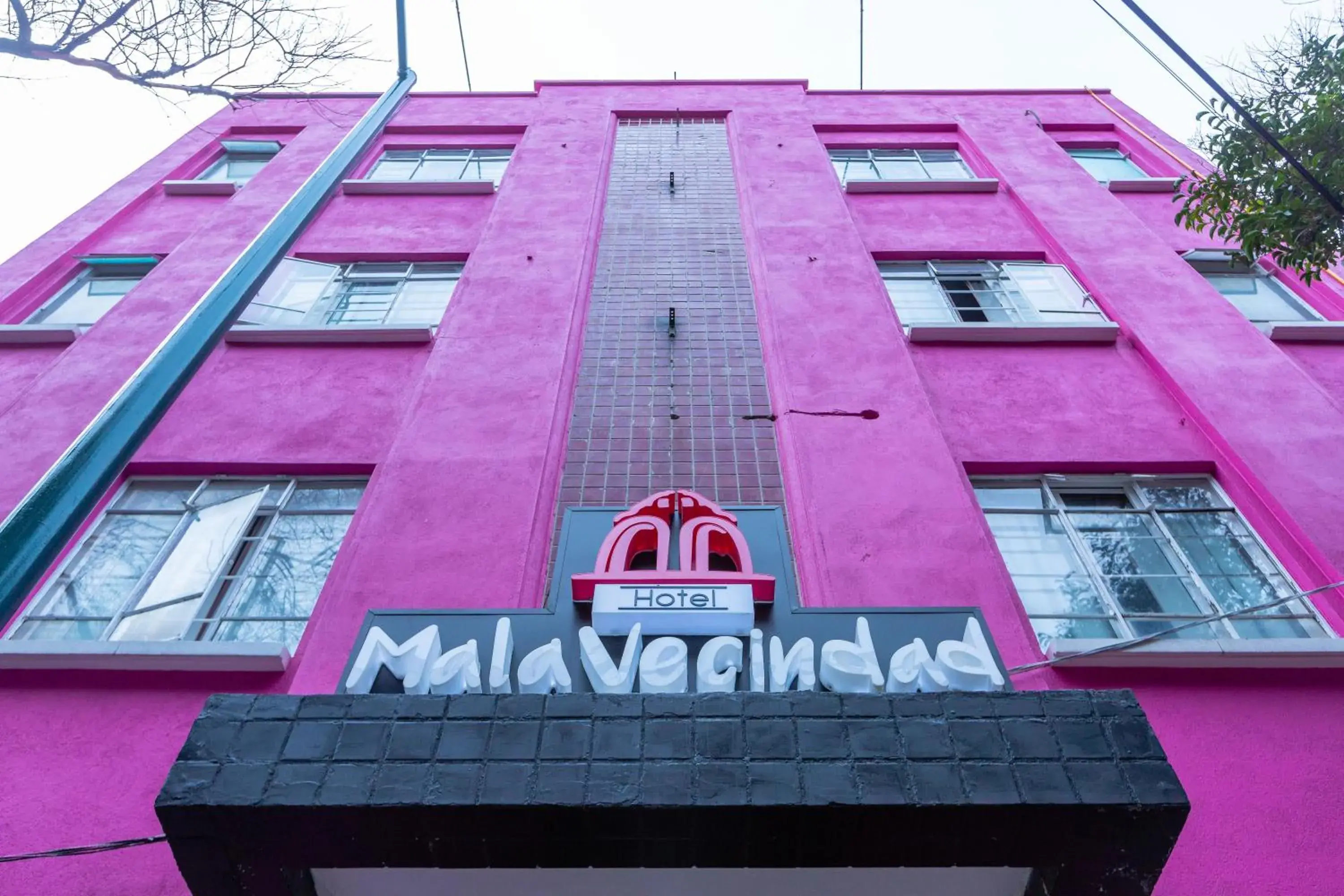 Property building in Mala Vecindad Beer Hotel Property building in Mala Vecindad Beer Hotel