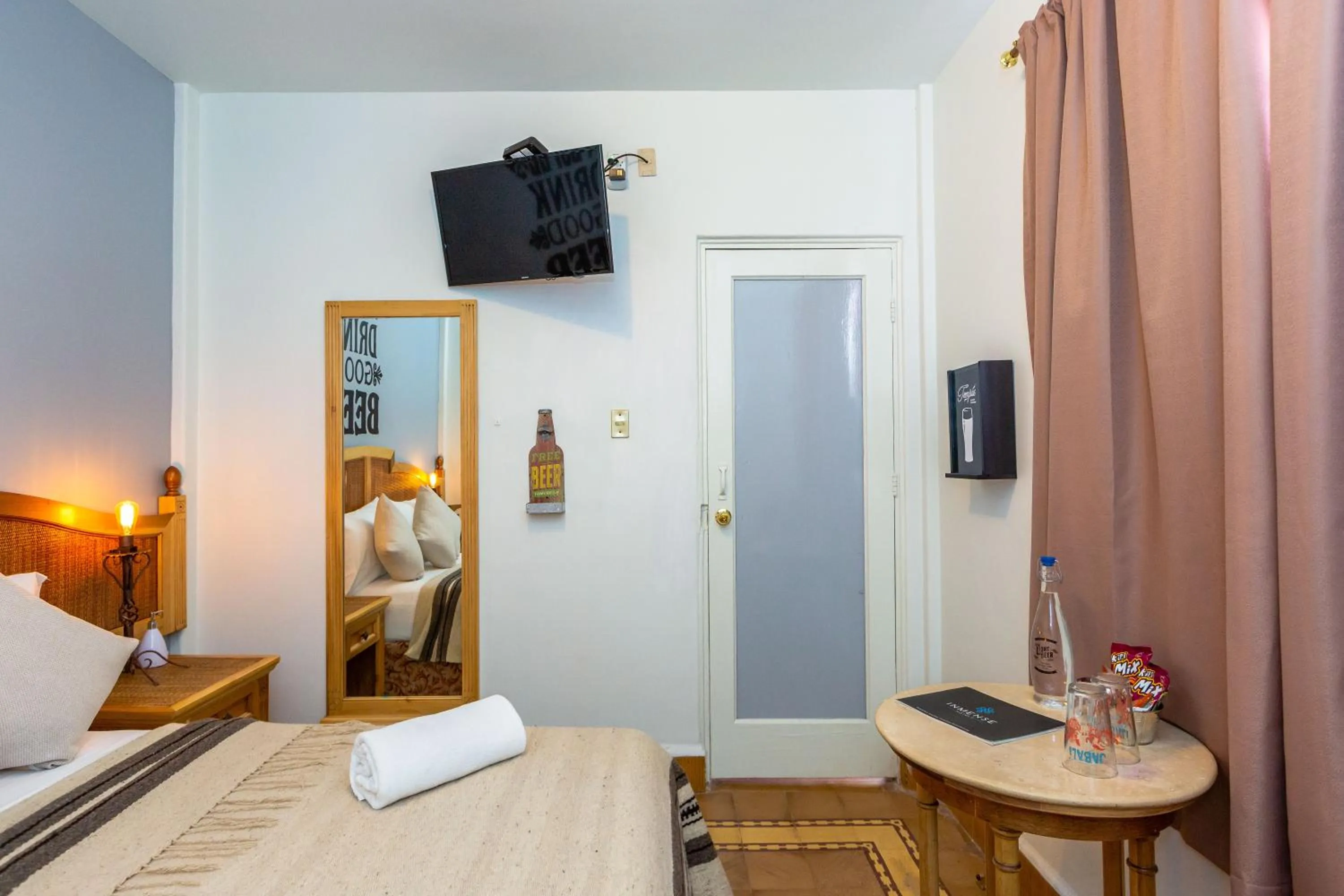 Bed in Mala Vecindad Beer Hotel