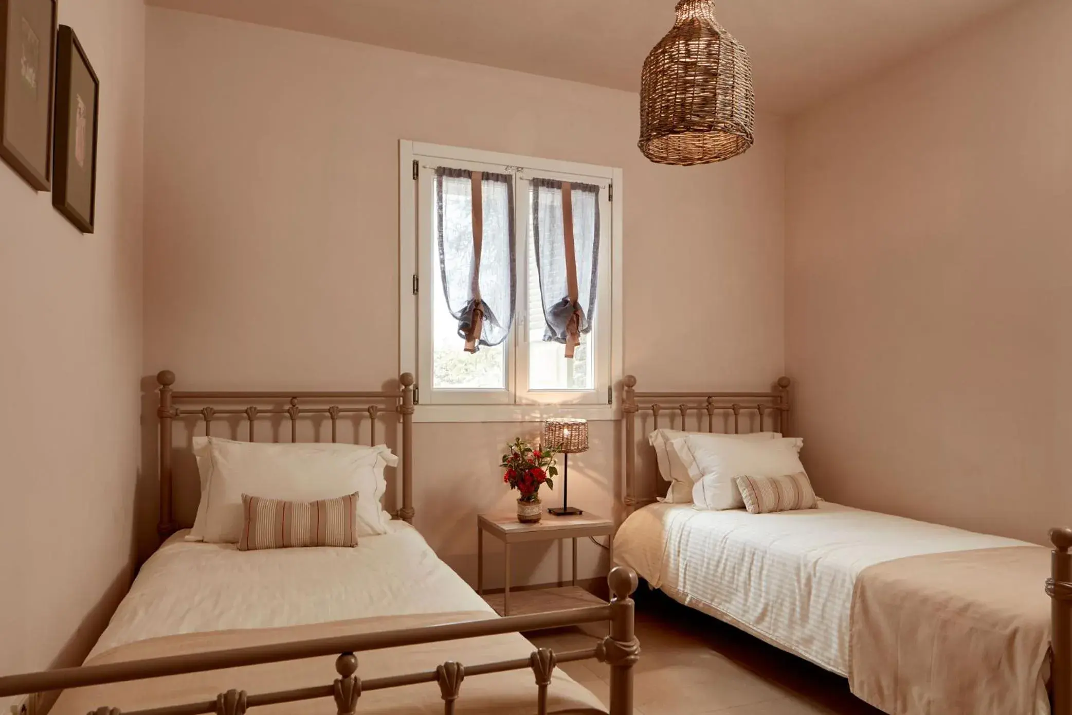 Four-Bedroom Villa with Private Pool in Diles & Rinies Four-Bedroom Villa with Private Pool in Diles & Rinies