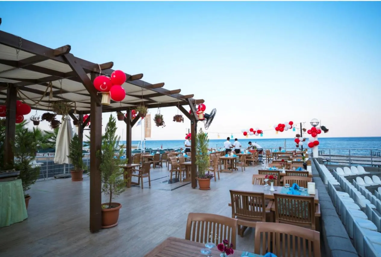 Restaurant/places to eat in Club Hotel Sunbel