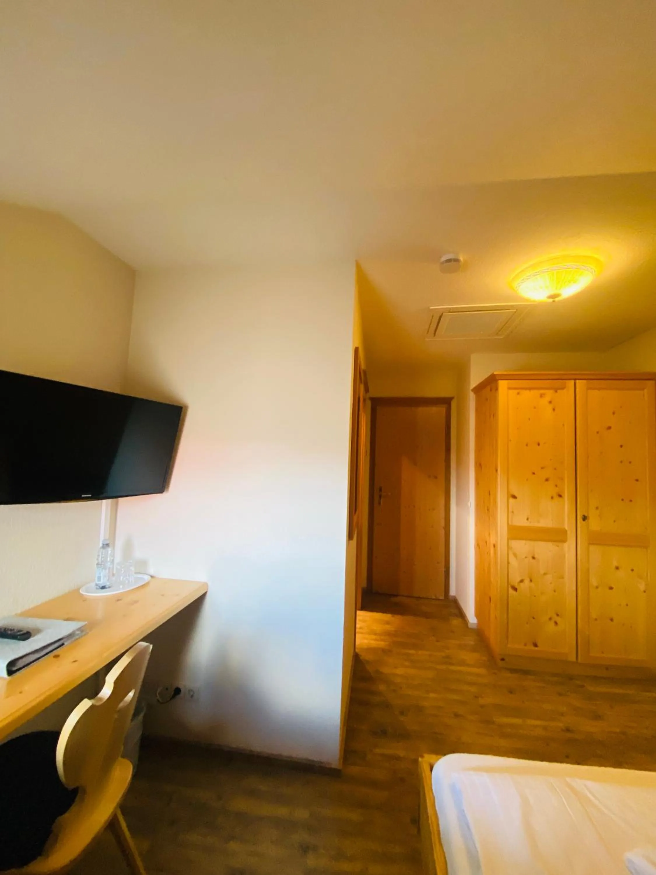 Bedroom, Bed in Gasthaus Elsäßer Hof