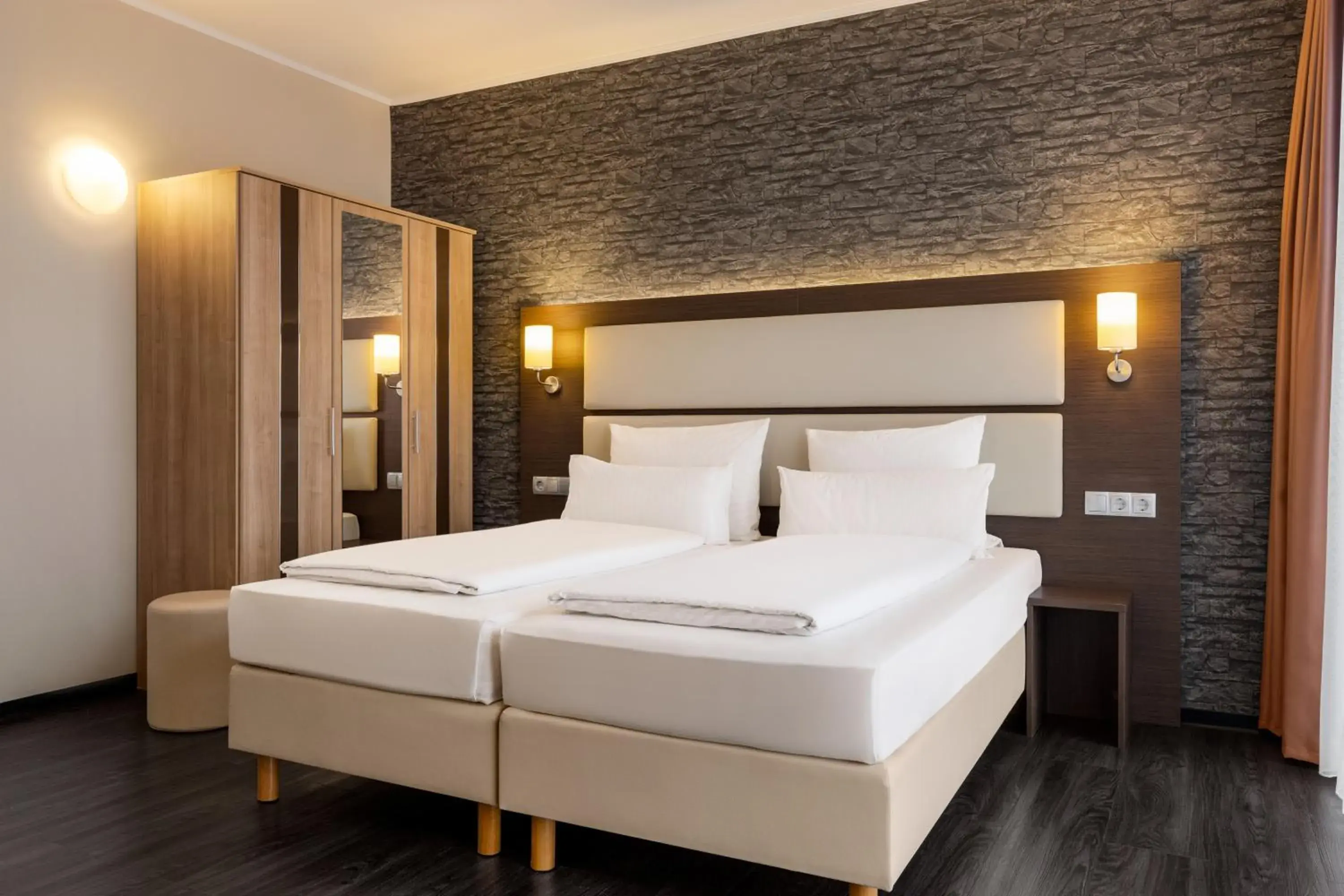 Photo of the whole room, Bed in Amedia Express Bielefeld, Trademark Collection by Wyndham Photo of the whole room, Bed in Amedia Express Bielefeld, Trademark Collection by Wyndham