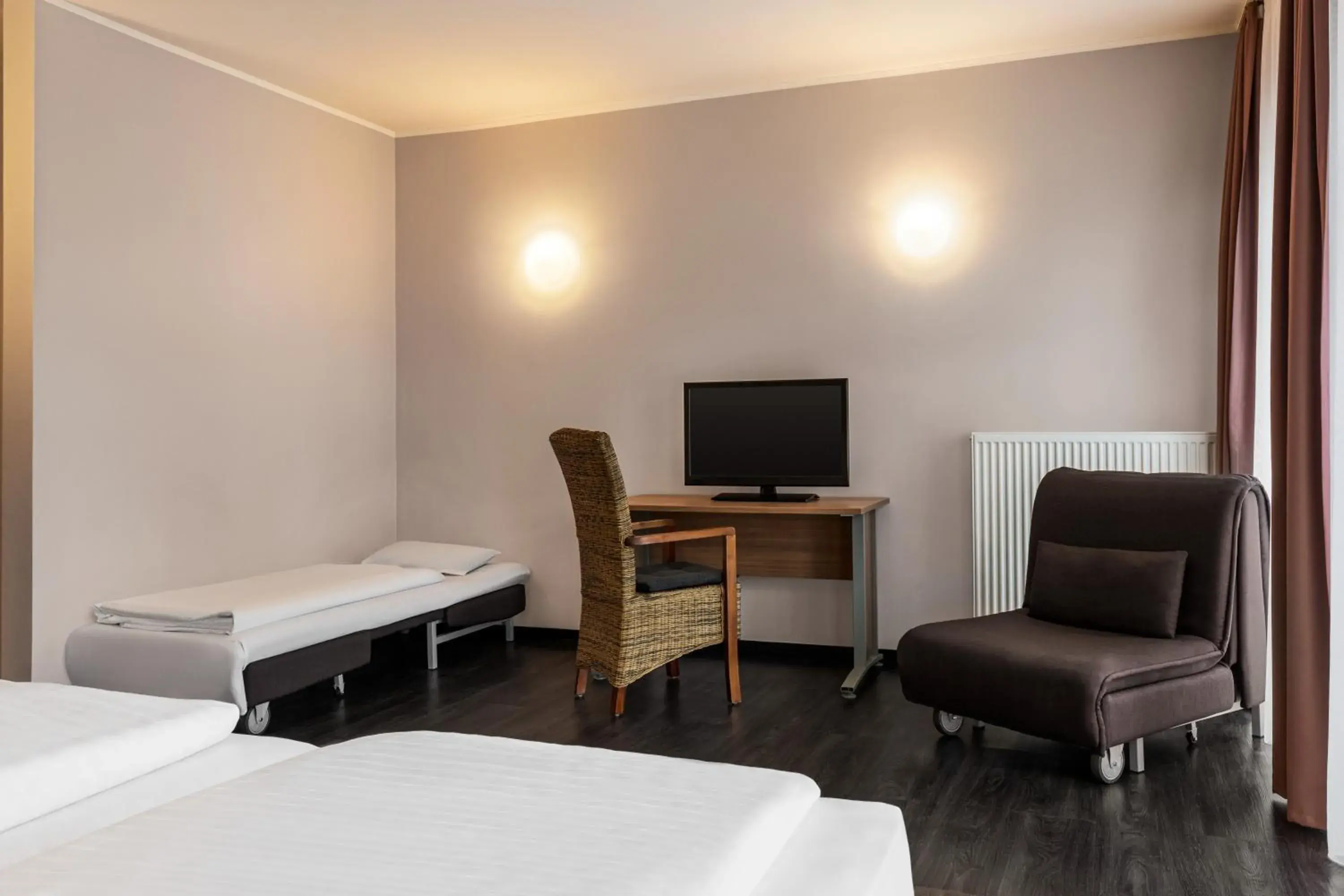 Photo of the whole room, Bed in Amedia Express Bielefeld, Trademark Collection by Wyndham Photo of the whole room, Bed in Amedia Express Bielefeld, Trademark Collection by Wyndham