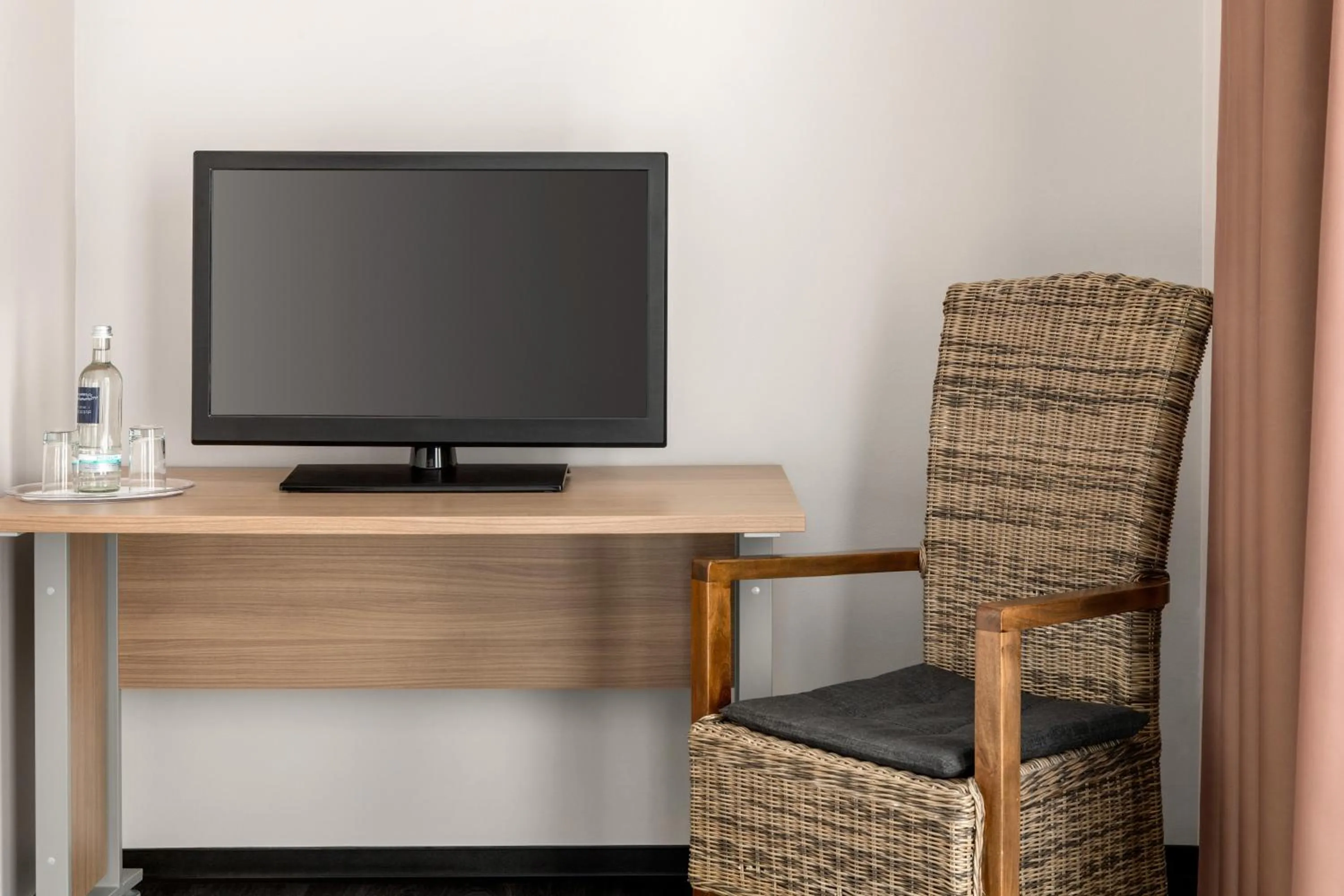 Photo of the whole room in Amedia Express Bielefeld, Trademark Collection by Wyndham